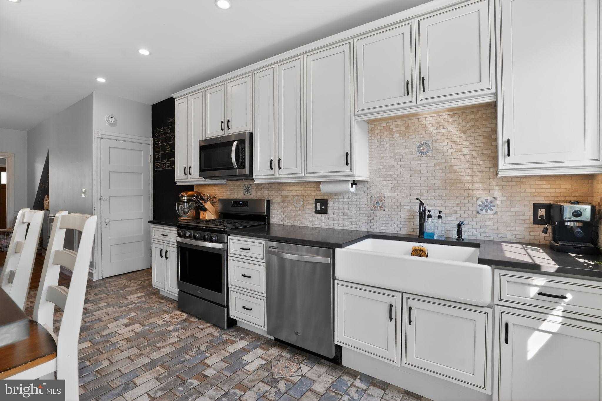 425 Hermitage St photo 11