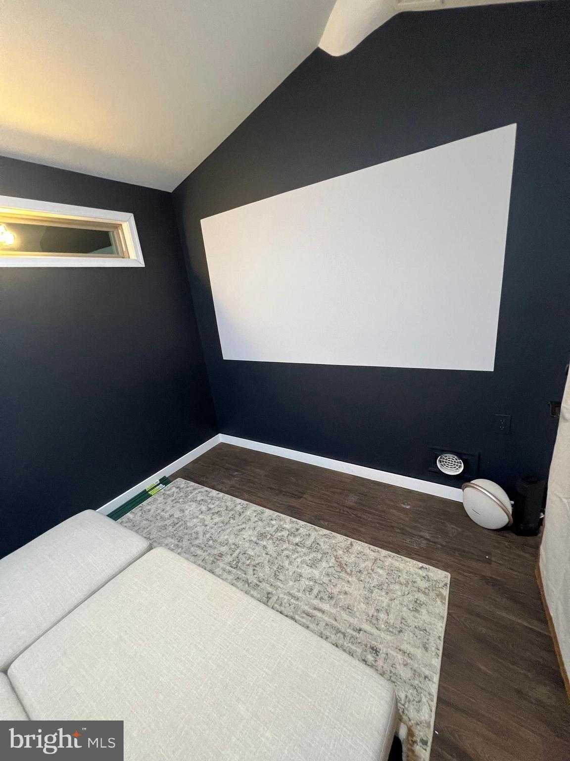 805 Griffith St photo 9