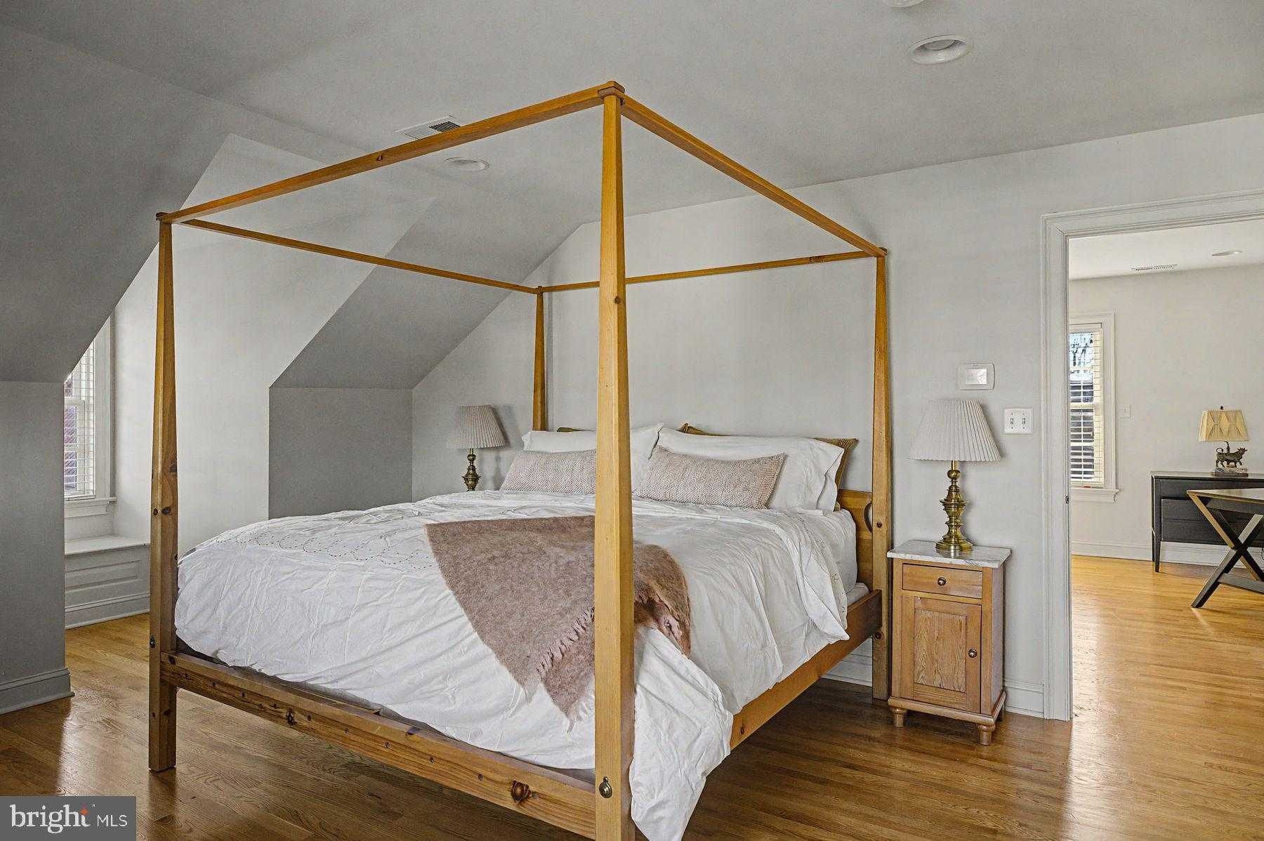 85 E Oakland Ave photo 32