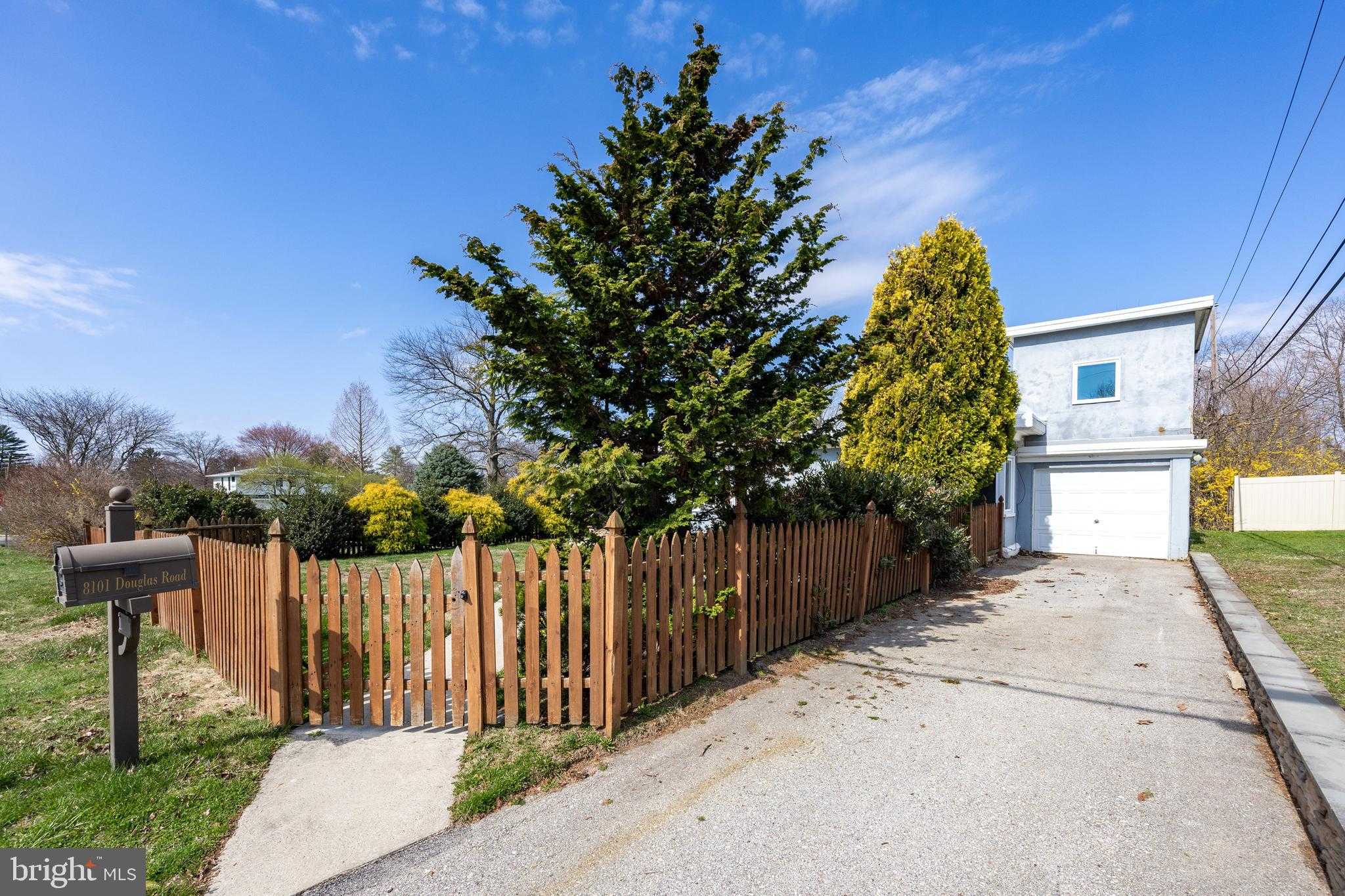 8101 Douglas Rd photo 23