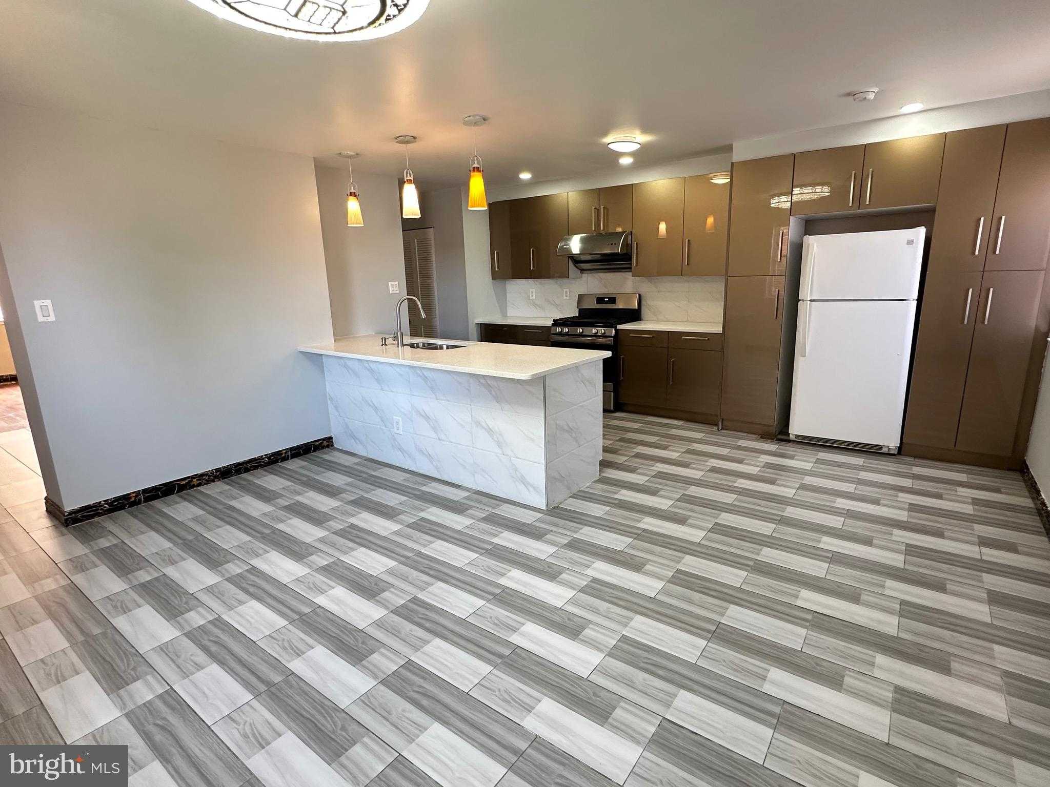 403 Selma St photo 2