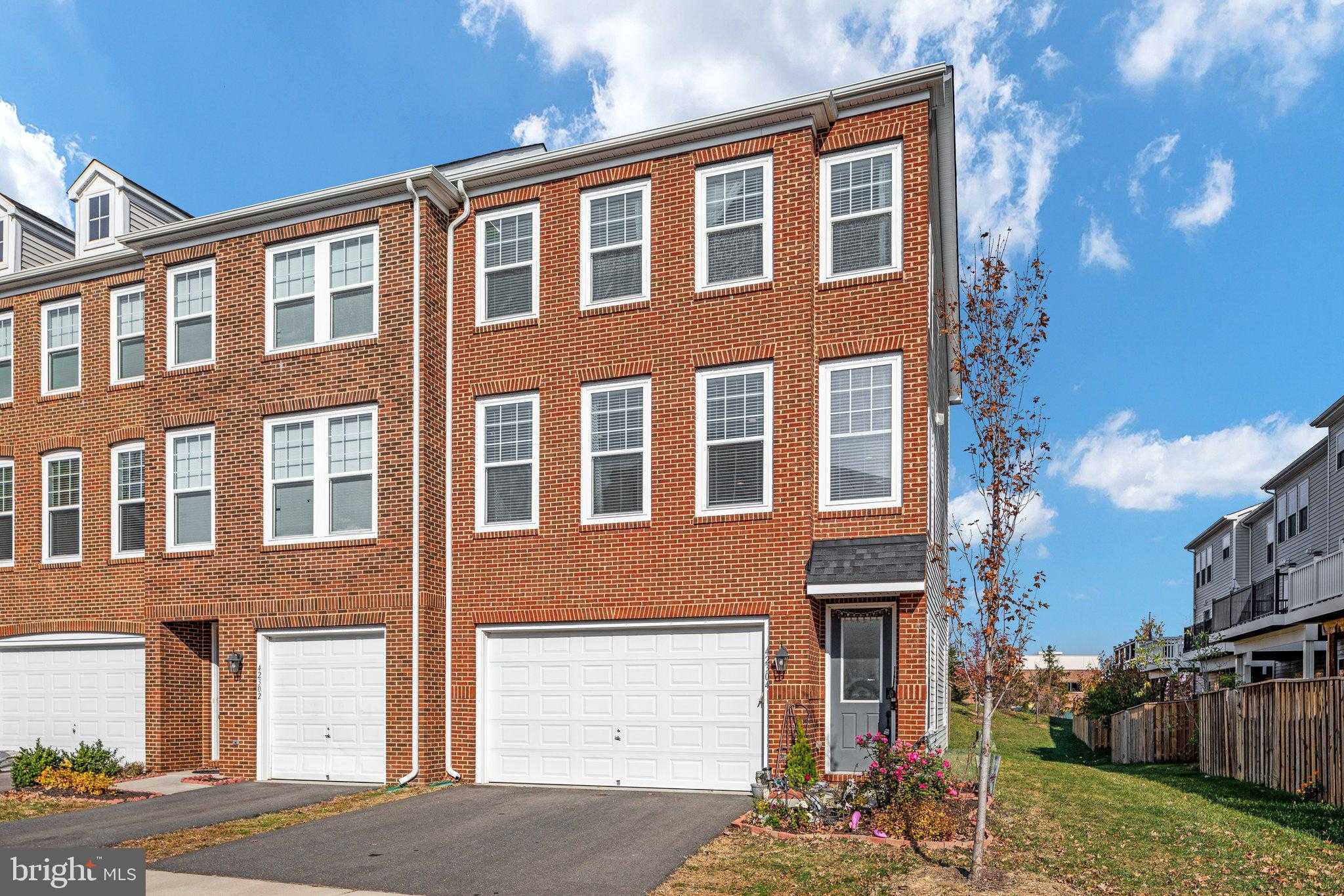 42304 Lancaster Woods Sq photo 2