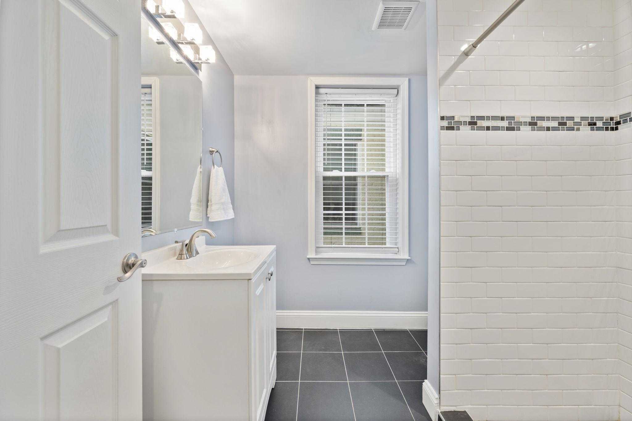 2010 E Lombard St photo 26