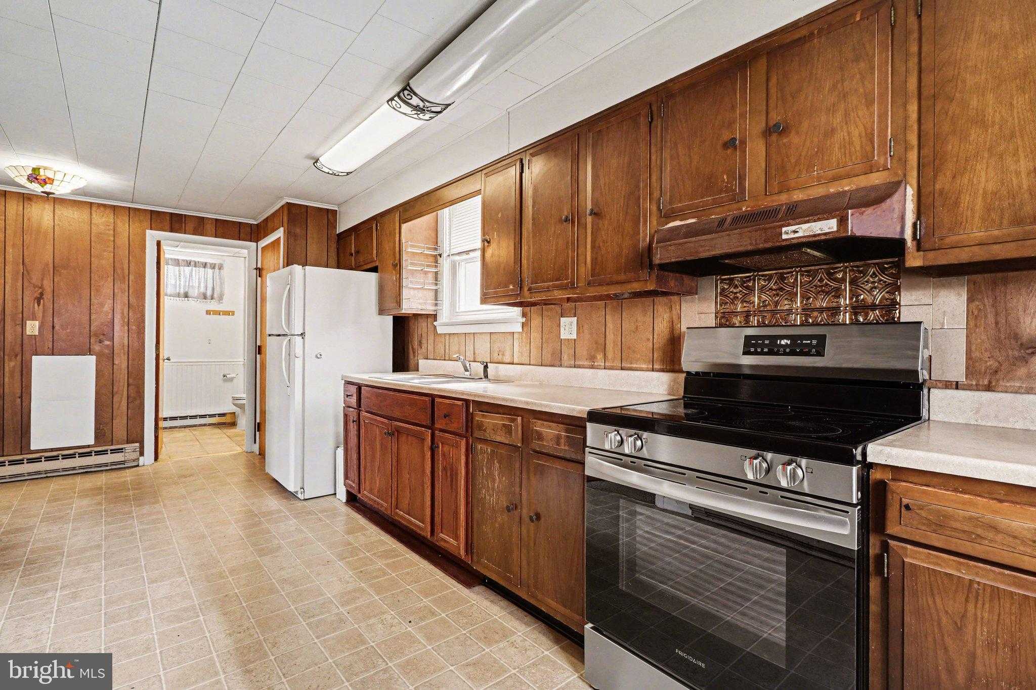 345 E Walnut St photo 43