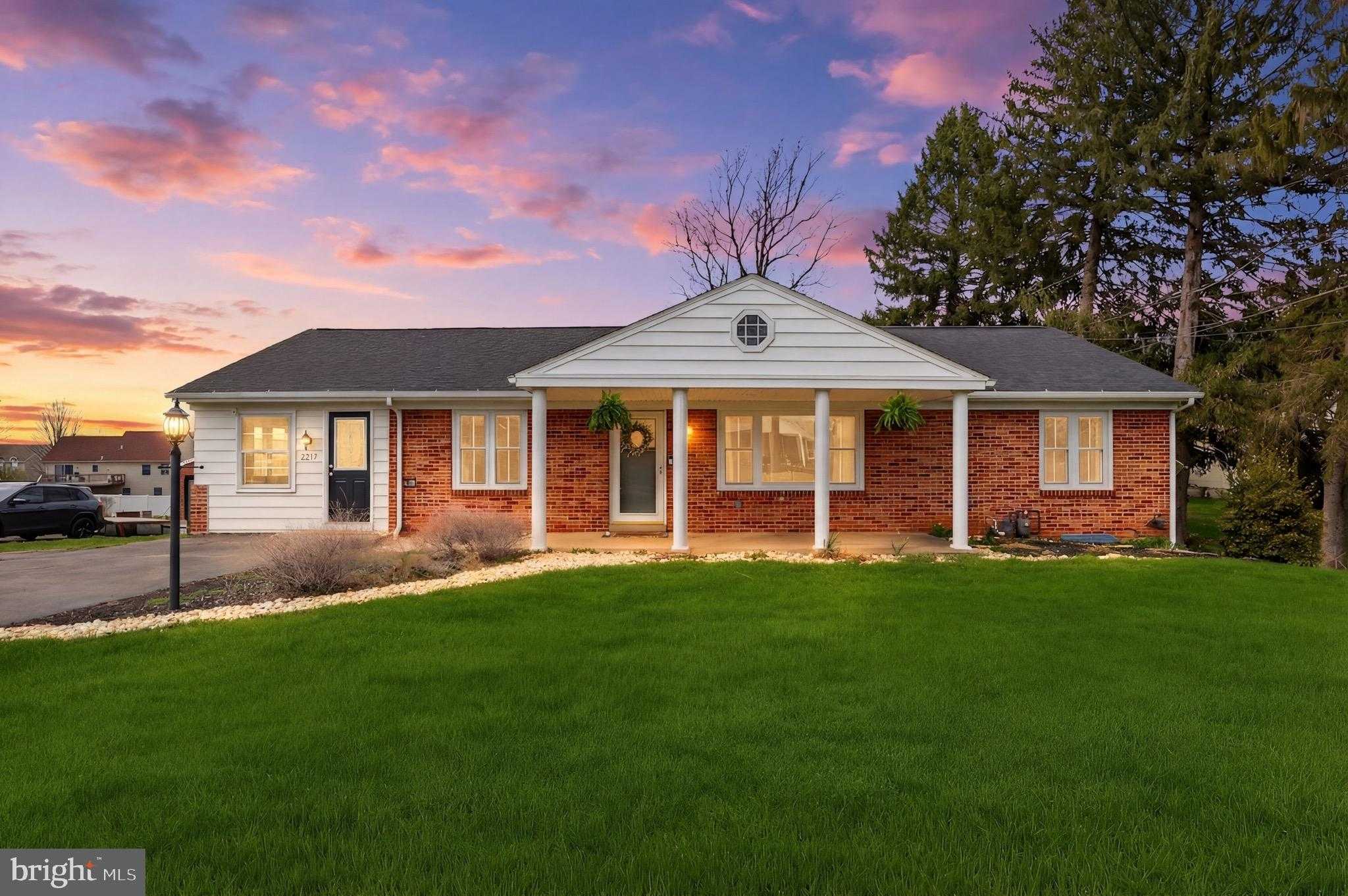 2733 Sunset Ln, York