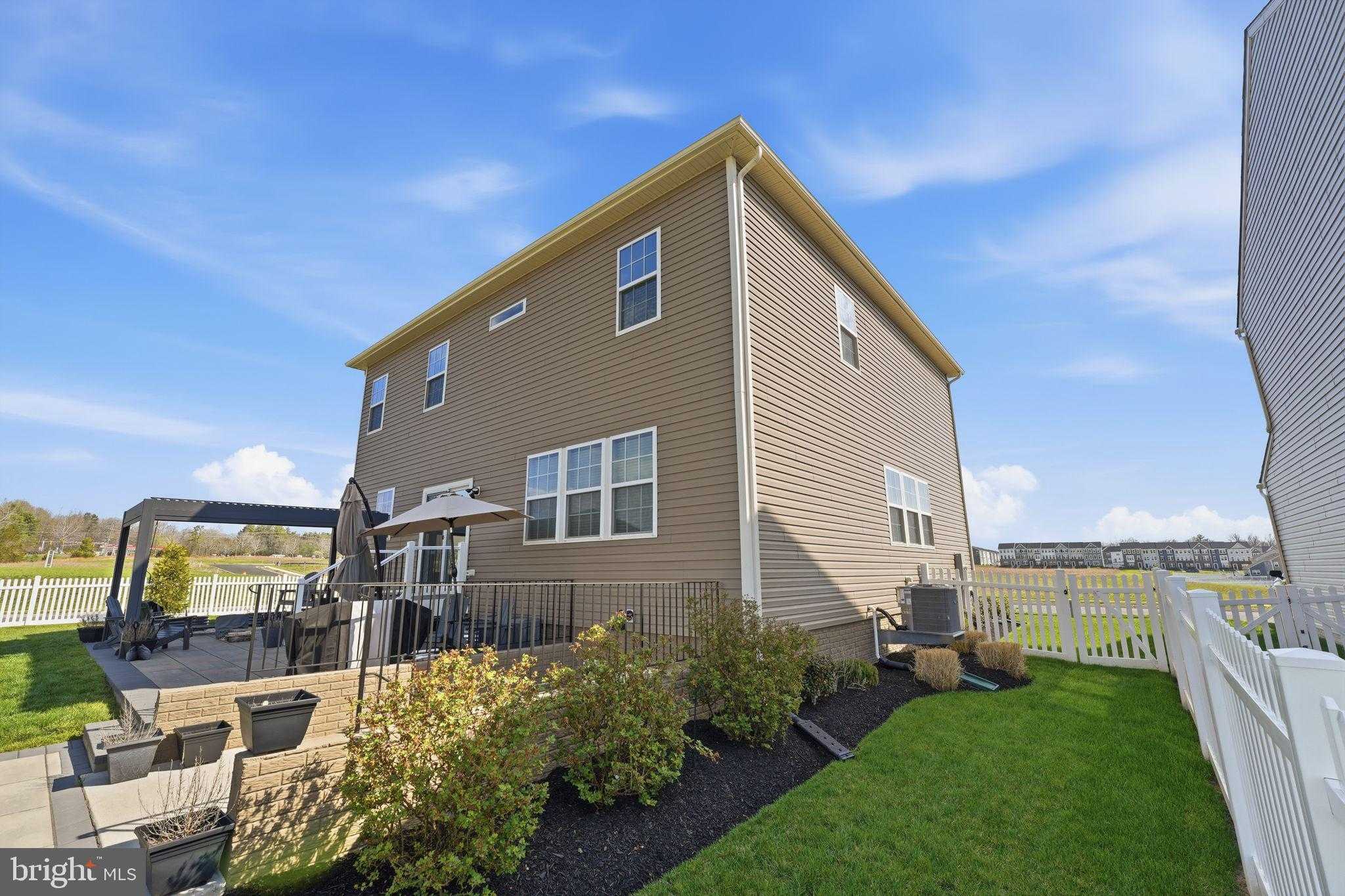 2012 Armstrong Ter photo 68