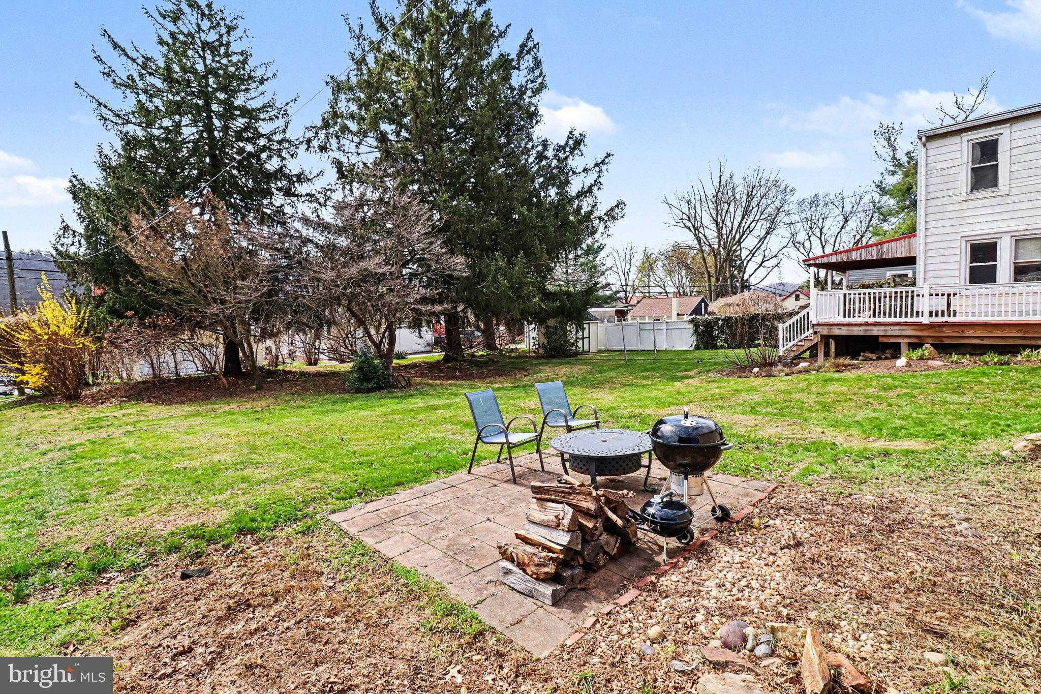 345 E Walnut St photo 55