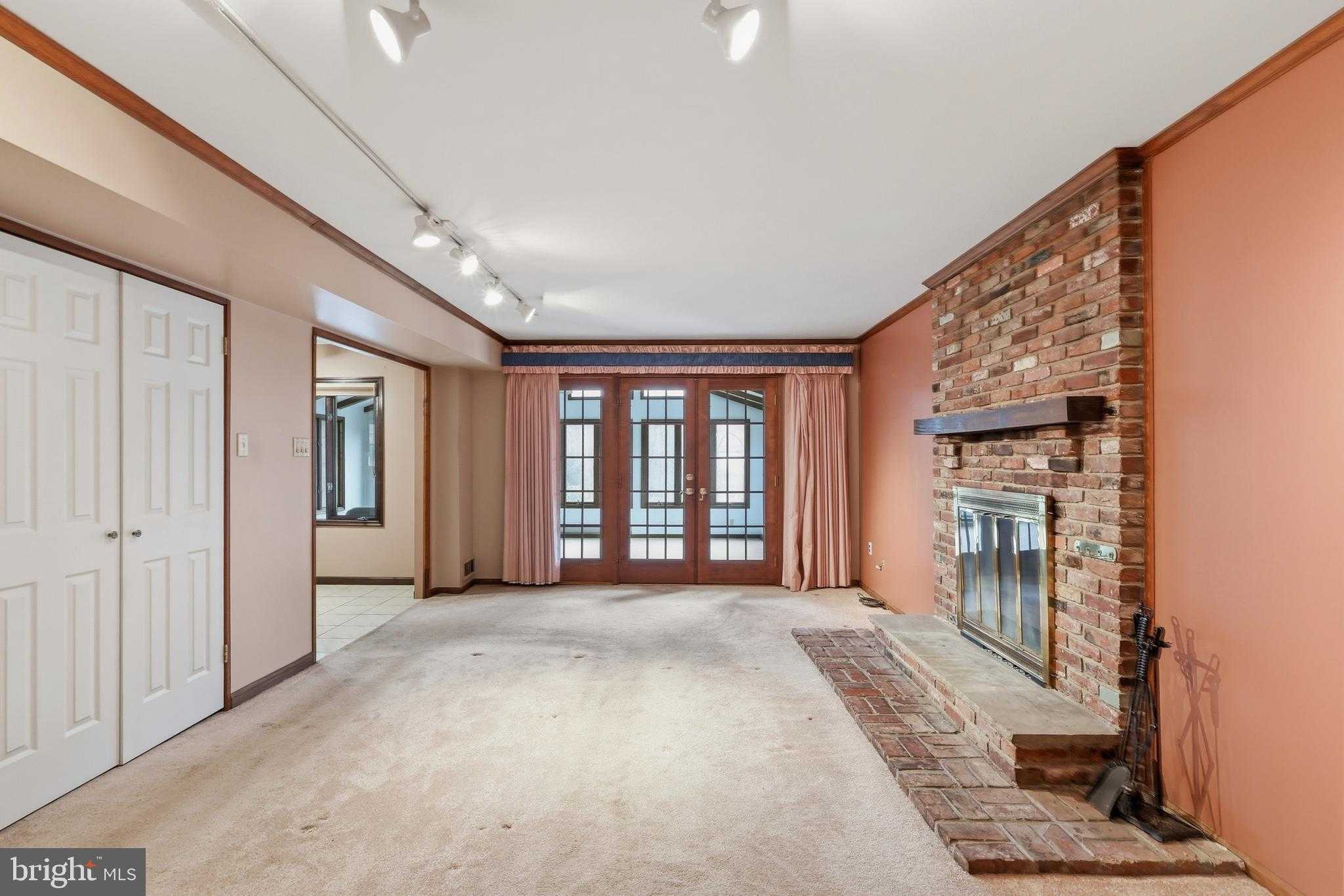 10 W Elizabeth Ln photo 4