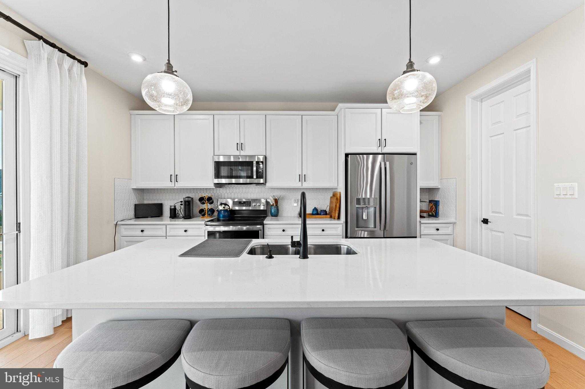 732 Round Hill Dr photo 14