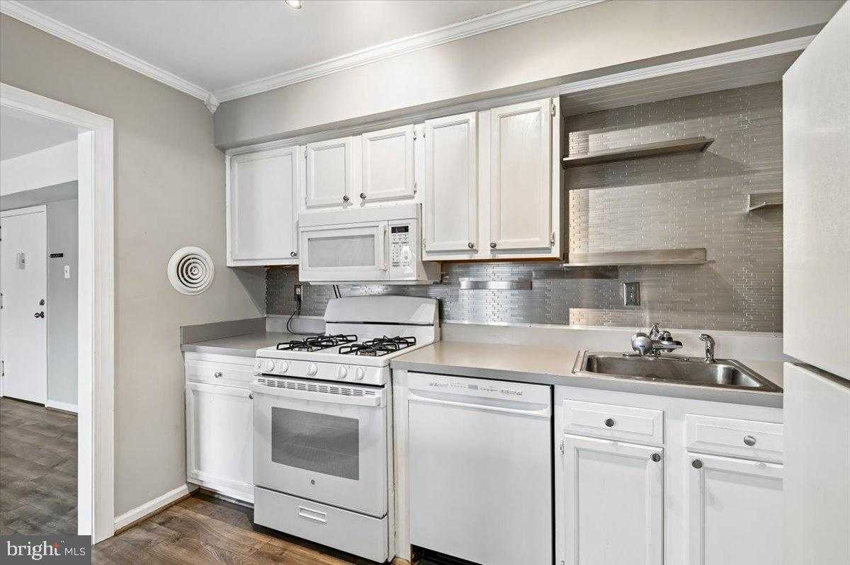 203 Victor Pkwy photo 14