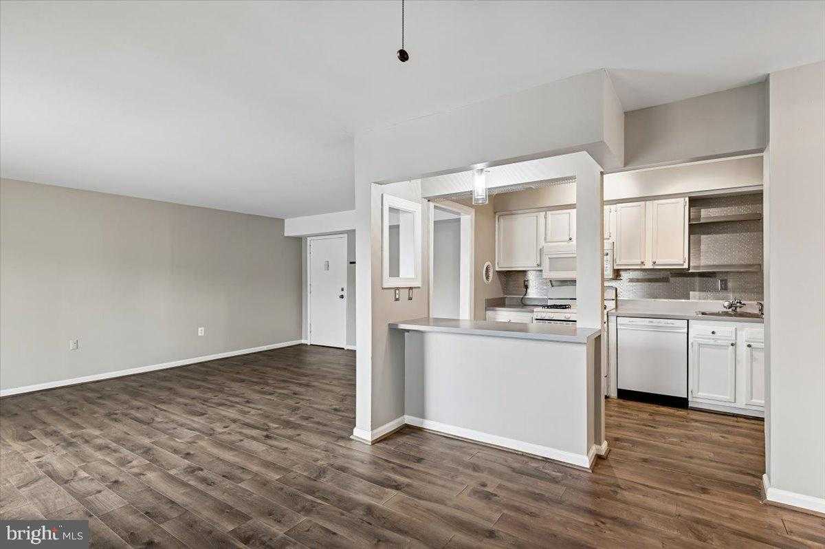 203 Victor Pkwy photo 3