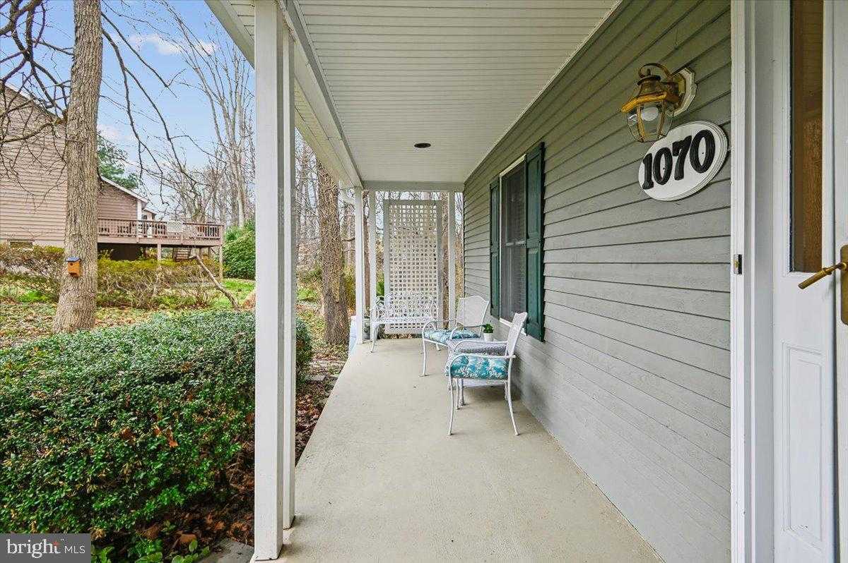 1070 Foxcroft Run photo 2