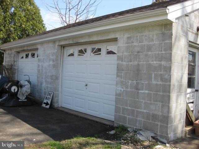 1025 Scott Ave photo 3