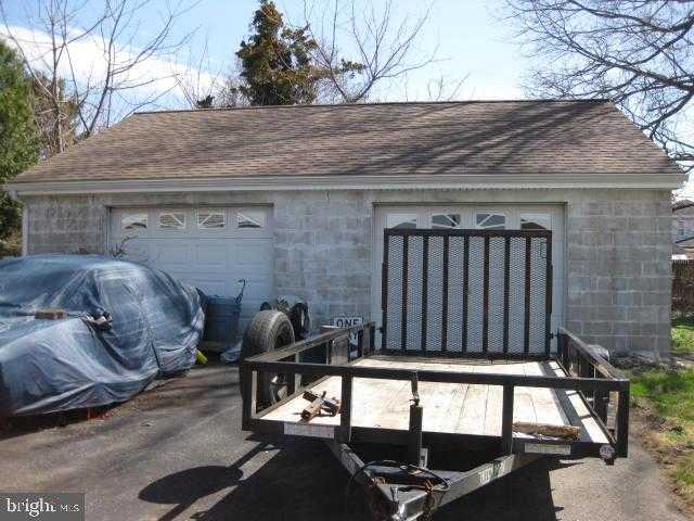 1025 Scott Ave photo 4