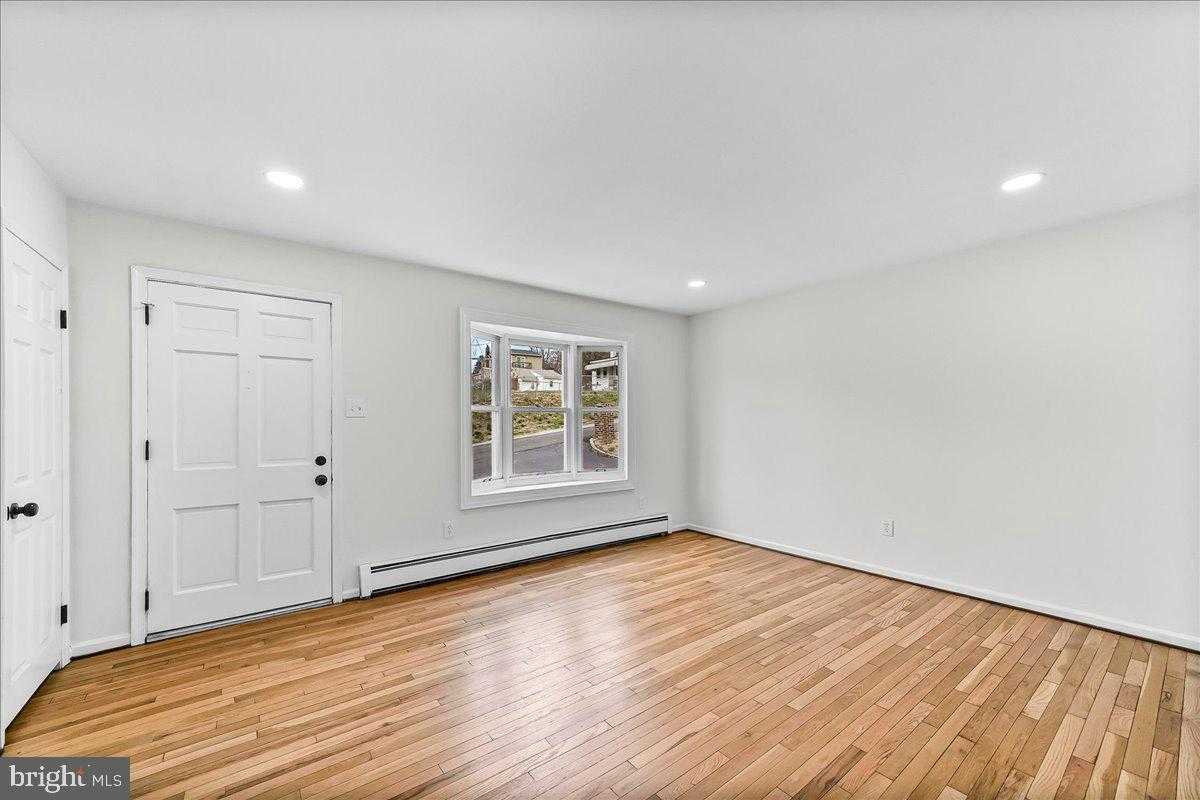 1821 Plum St photo 3