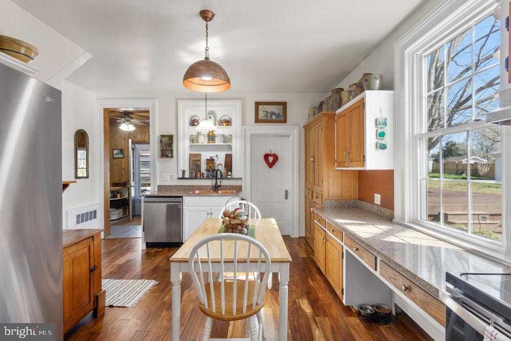 358 Louisa St photo 10