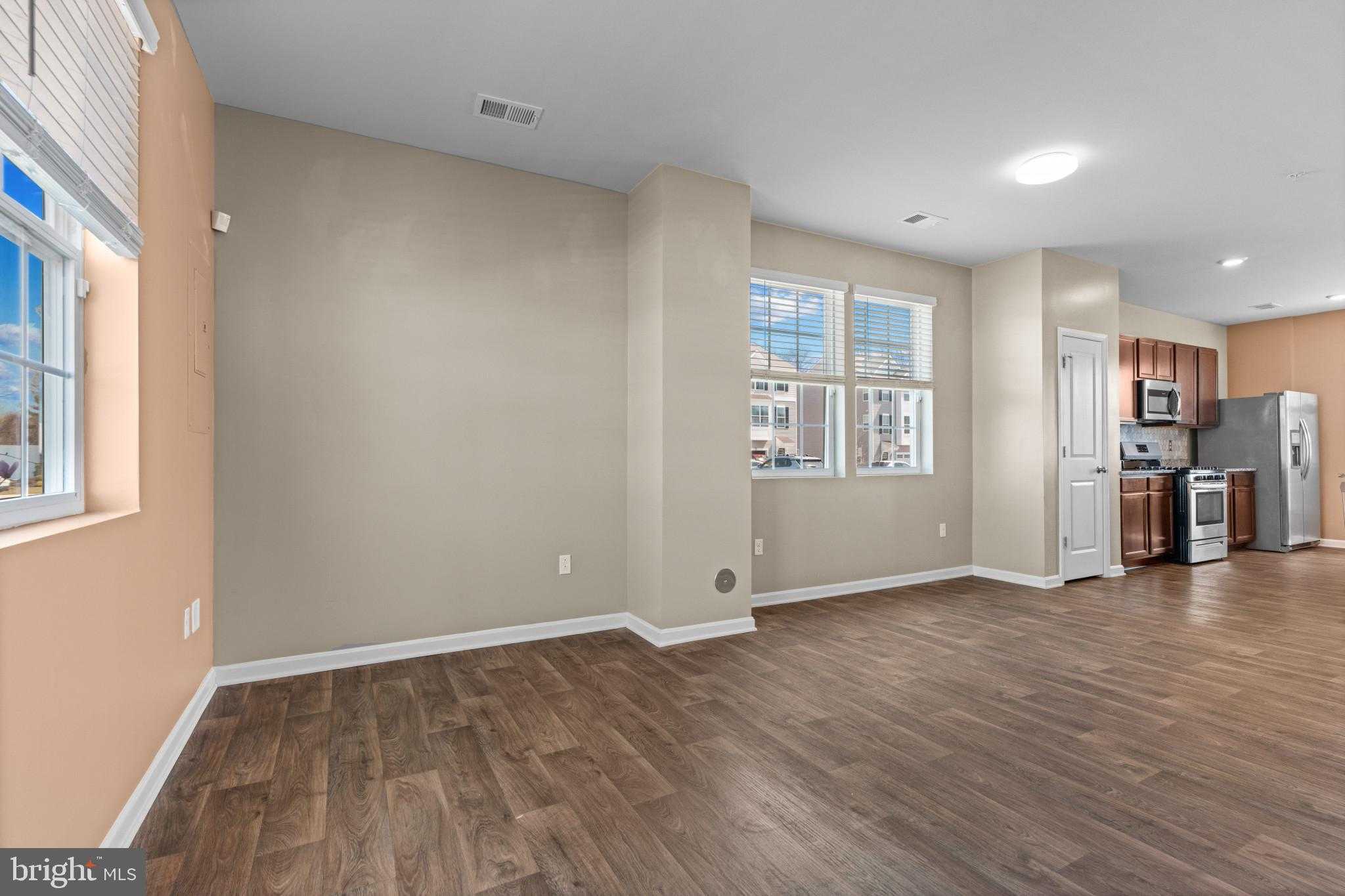 1930 Graymount Way photo 4