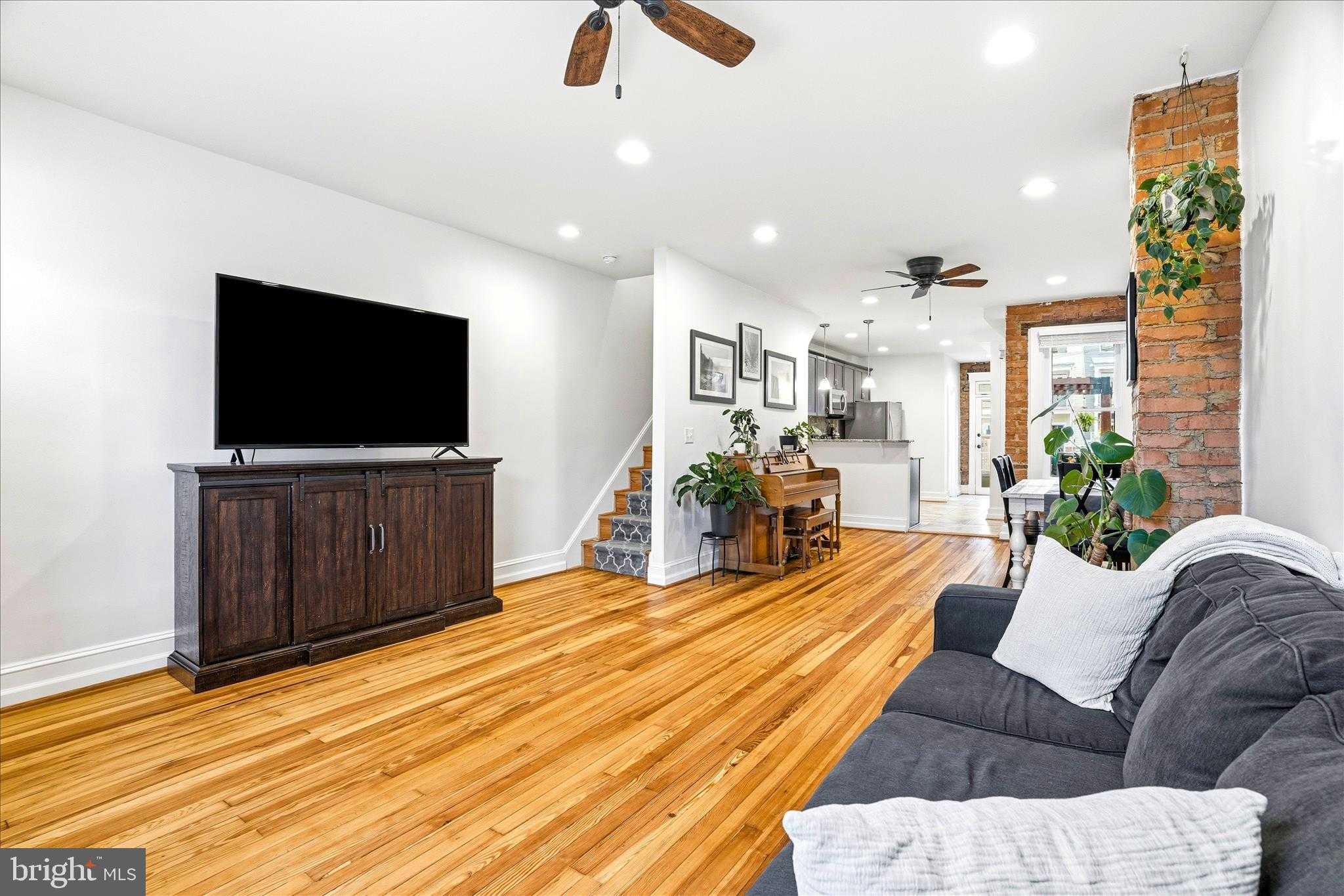 205 E 4th St photo 4