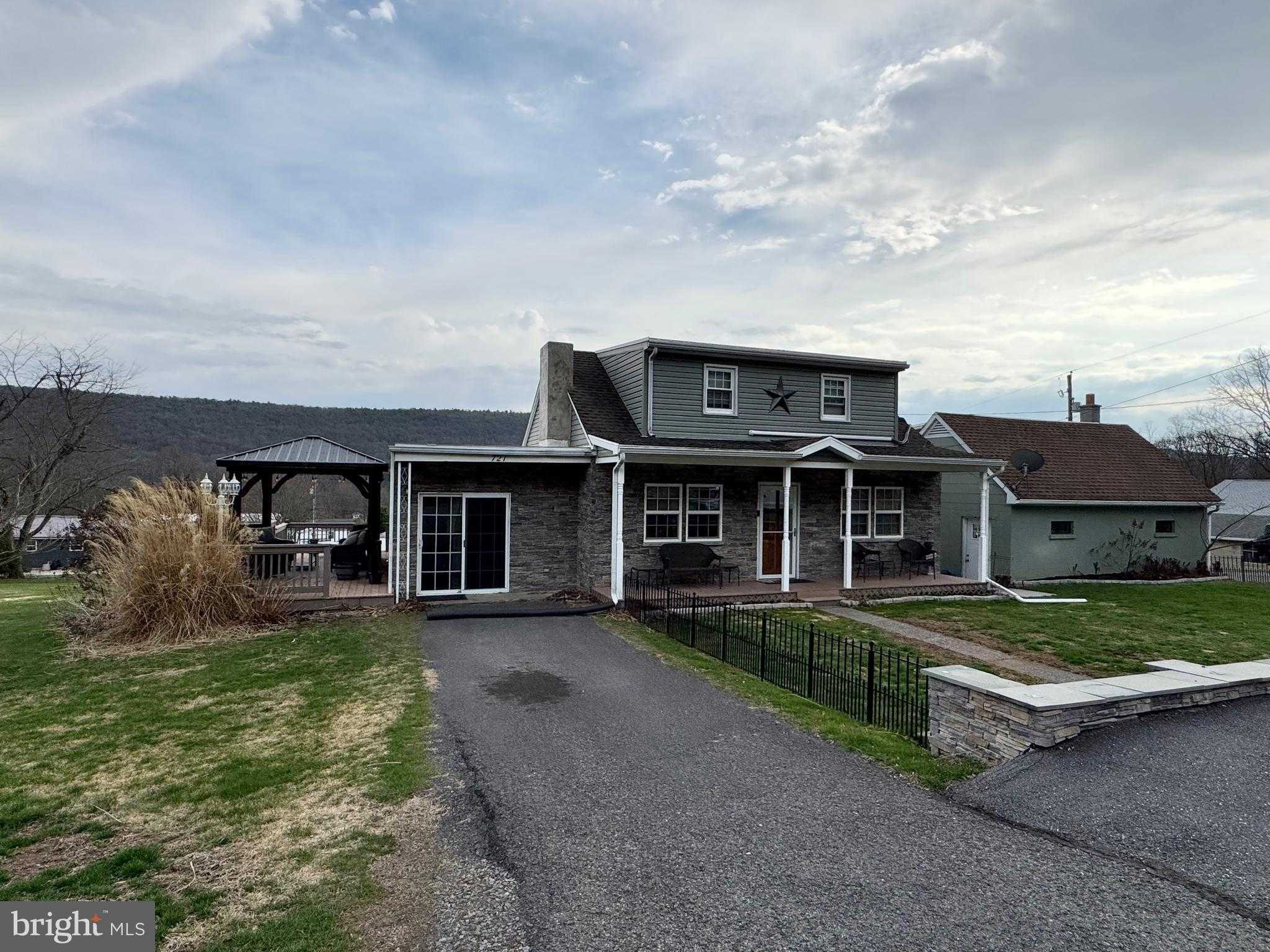 721 Mountain St photo 7