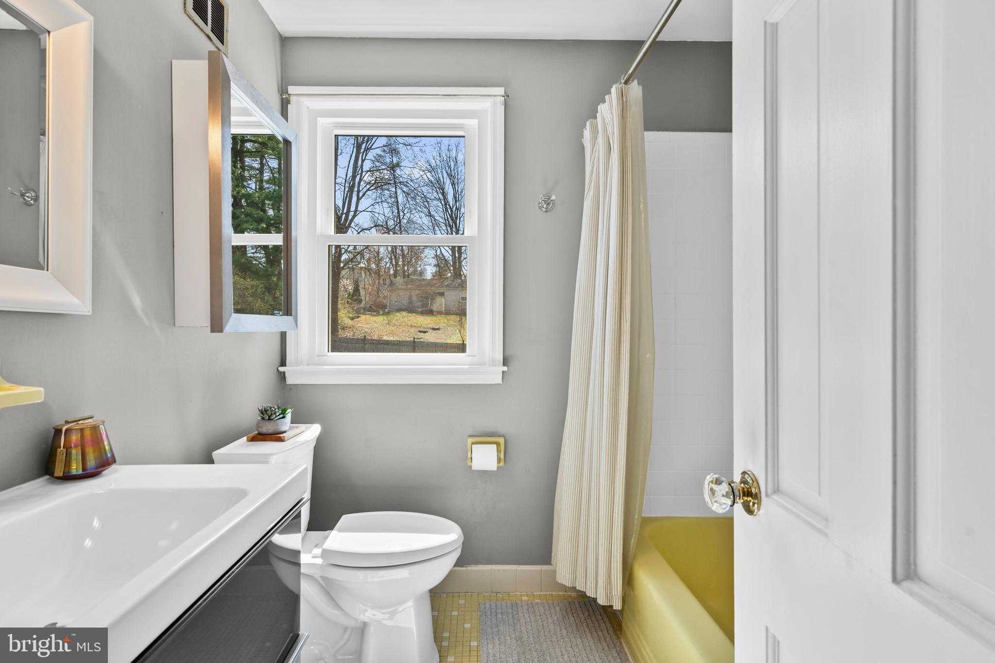 8720 Stenton Ave photo 33