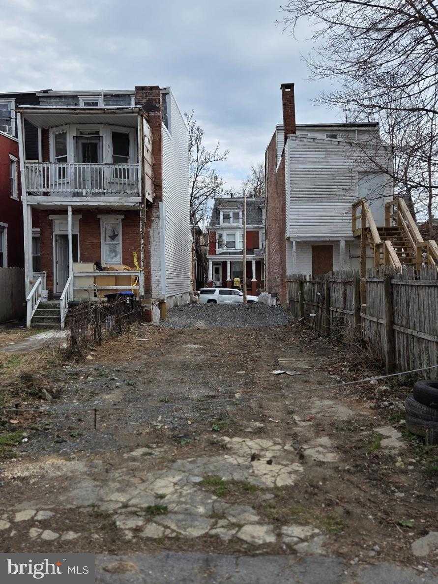 530 Curtin St photo 4