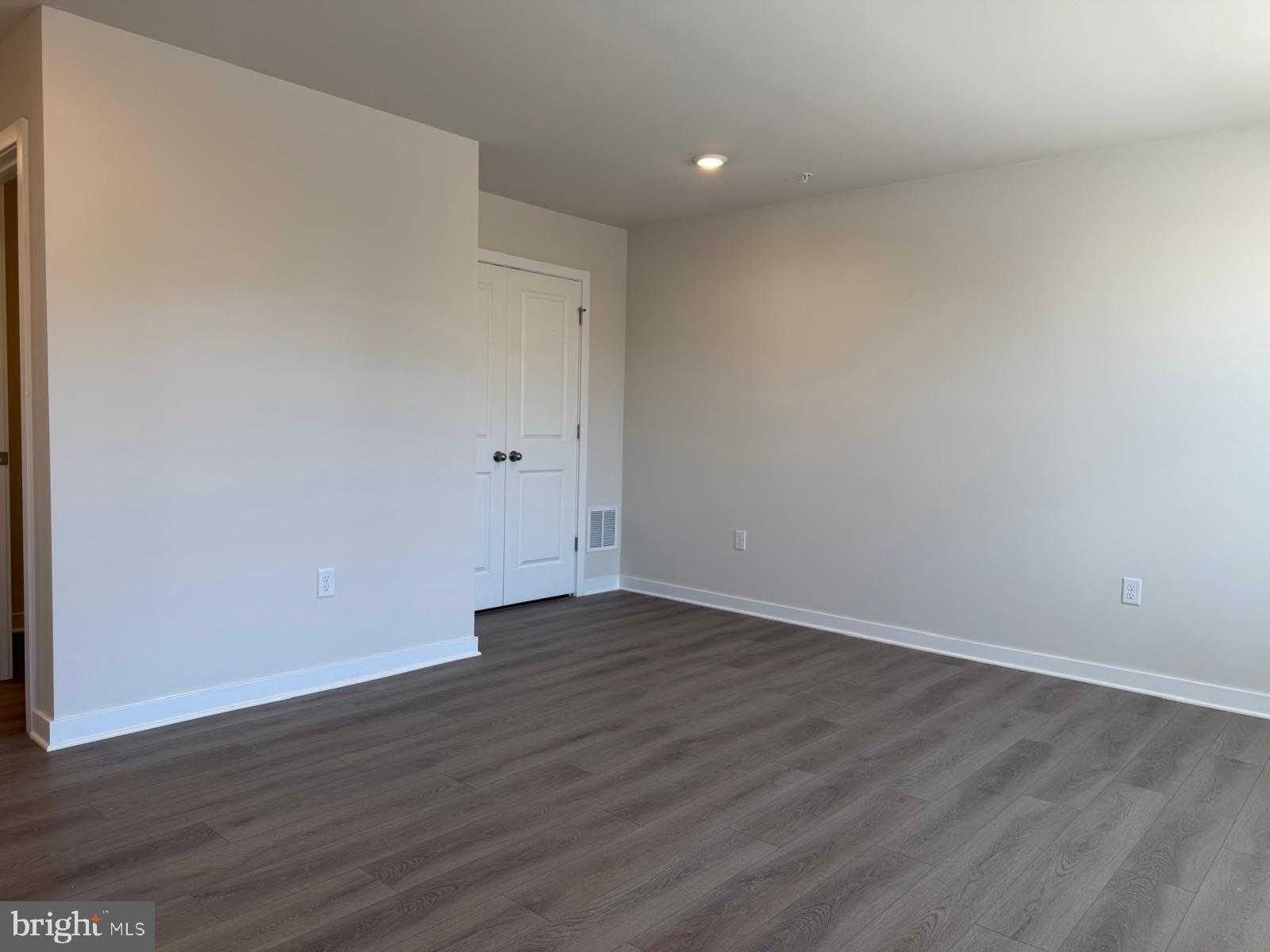 33 E Front St photo 3