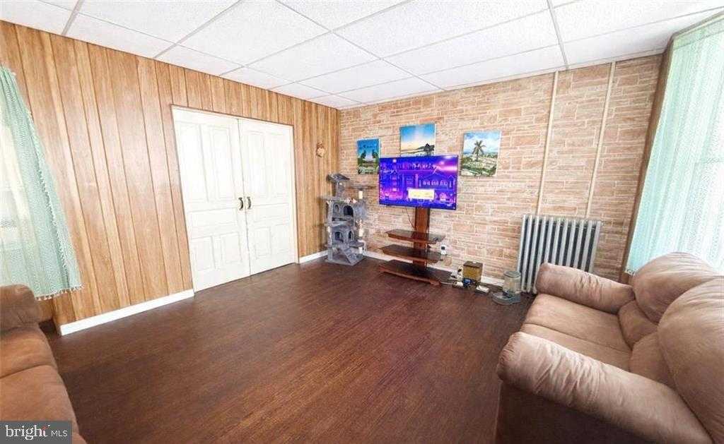 233 S Liberty St photo 7