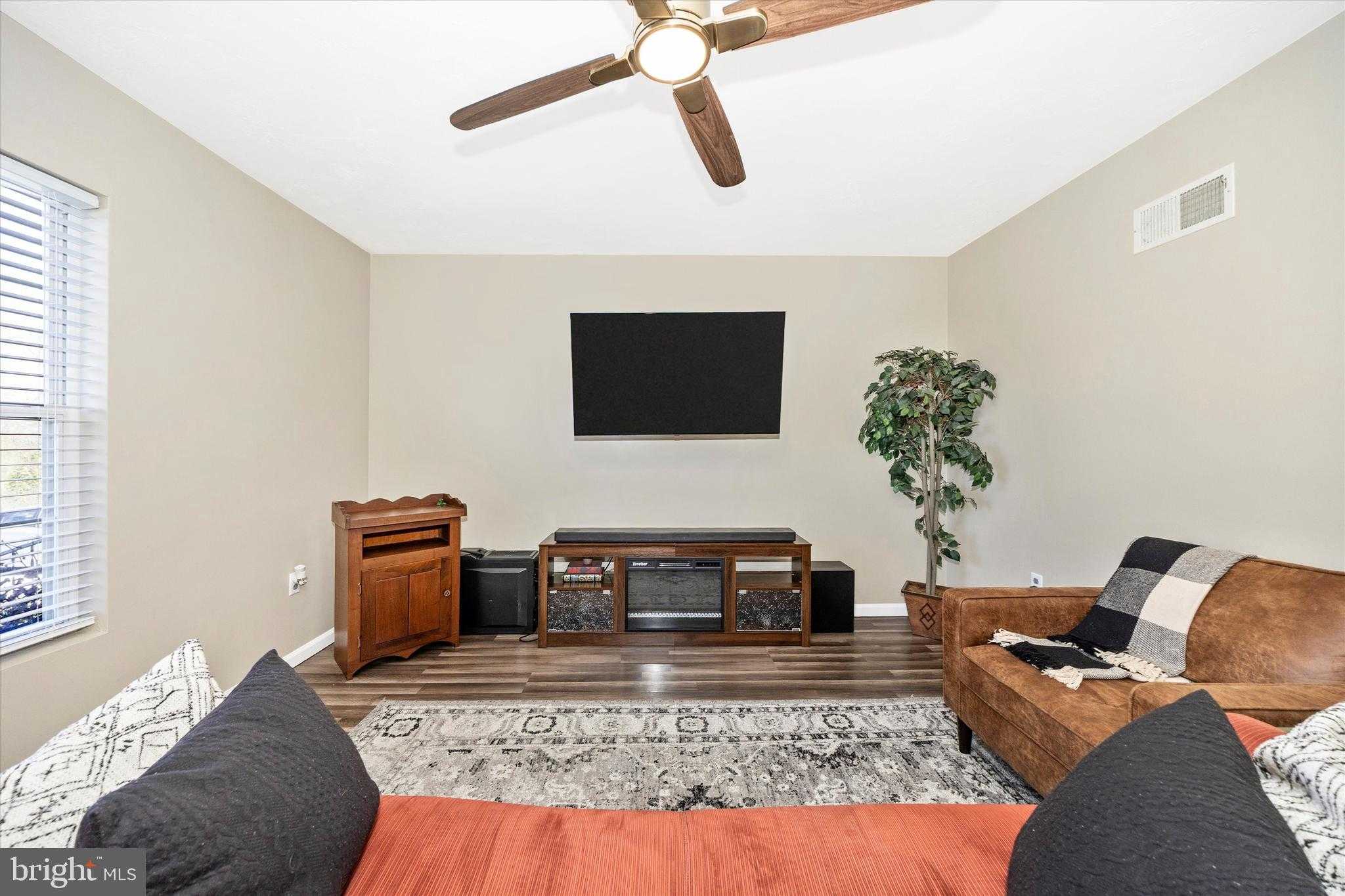 2608 Banbury Ln photo 4