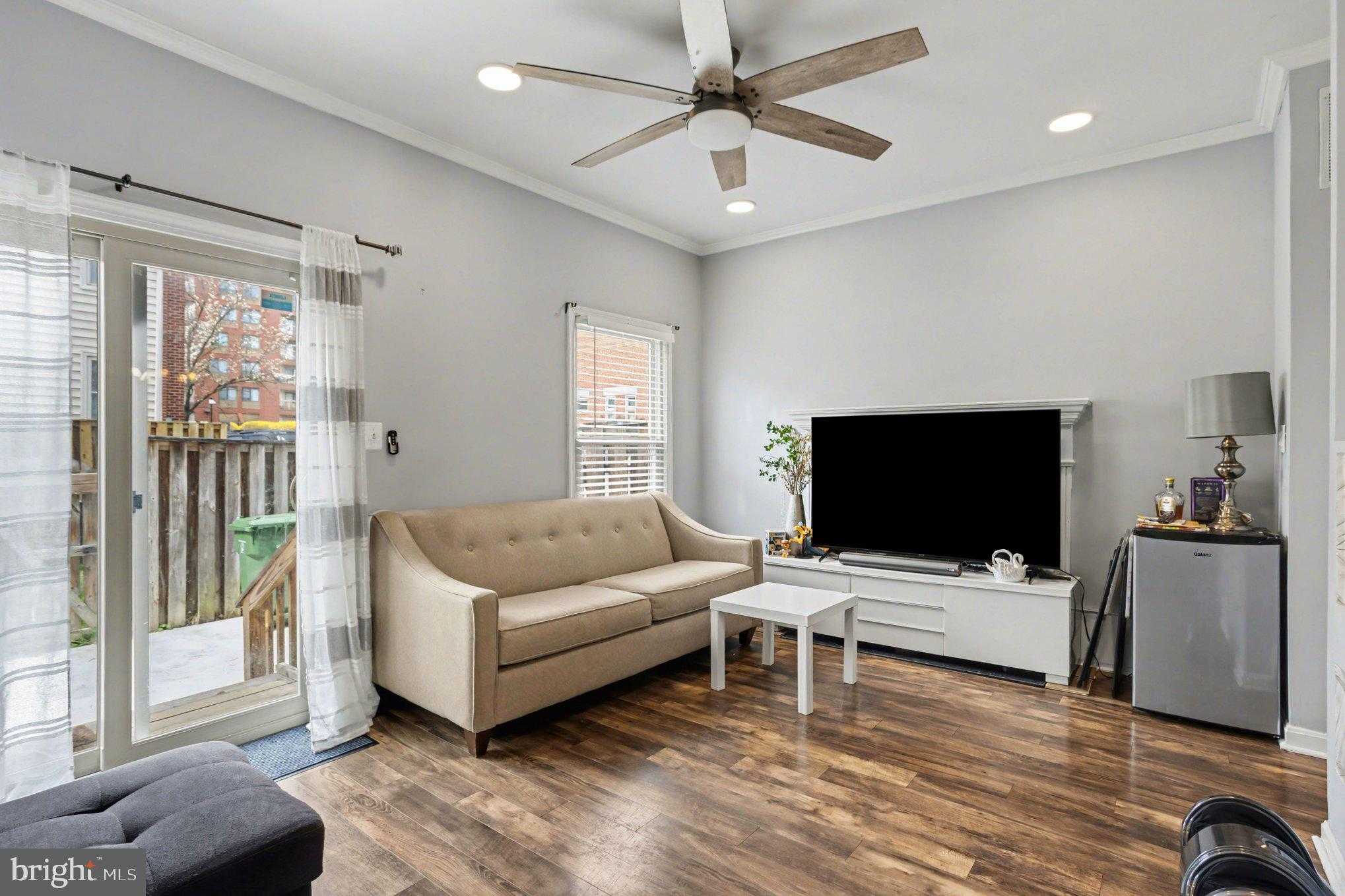 216 Scott St photo 3