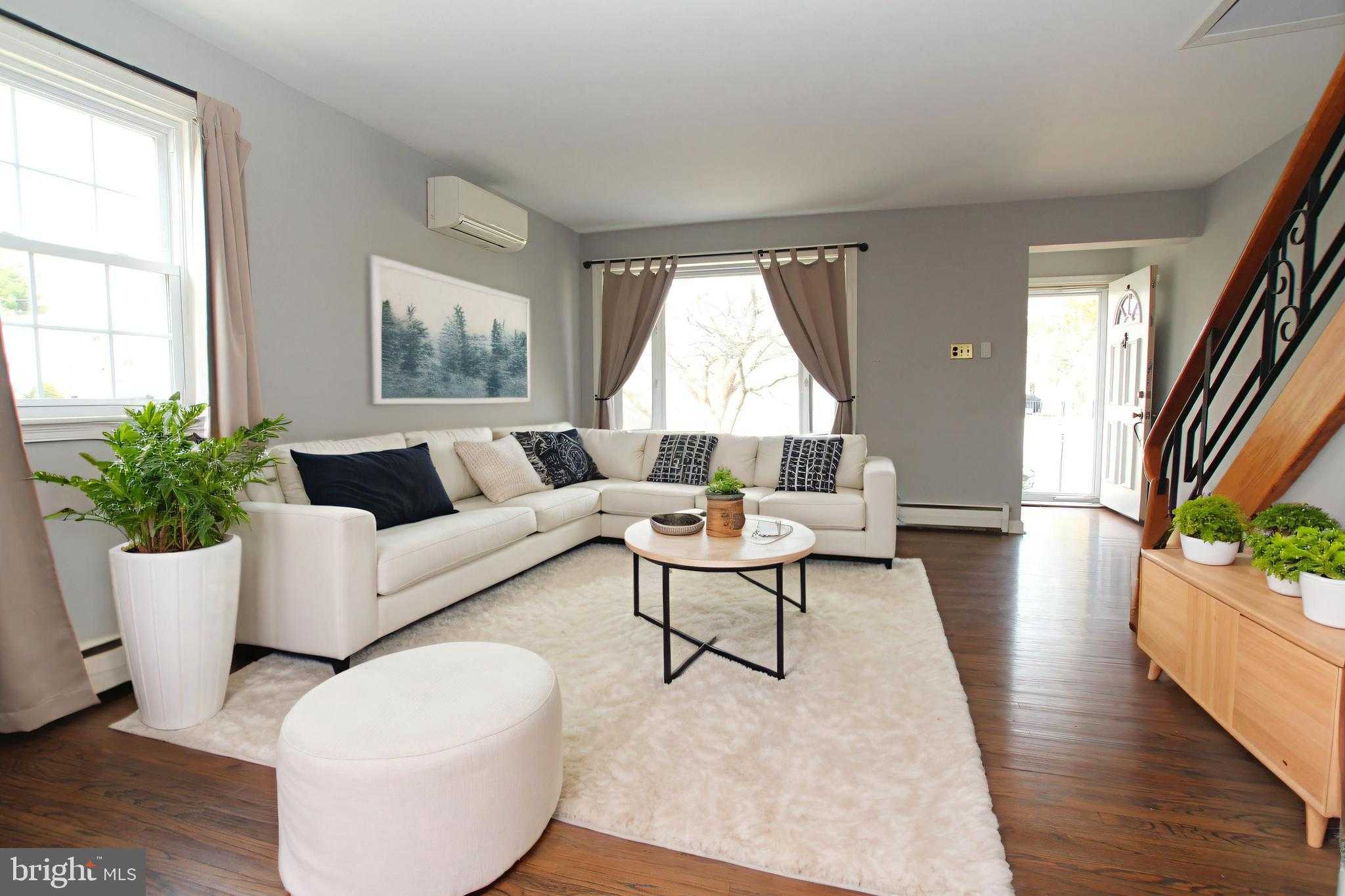 840 Bartlett St photo 3