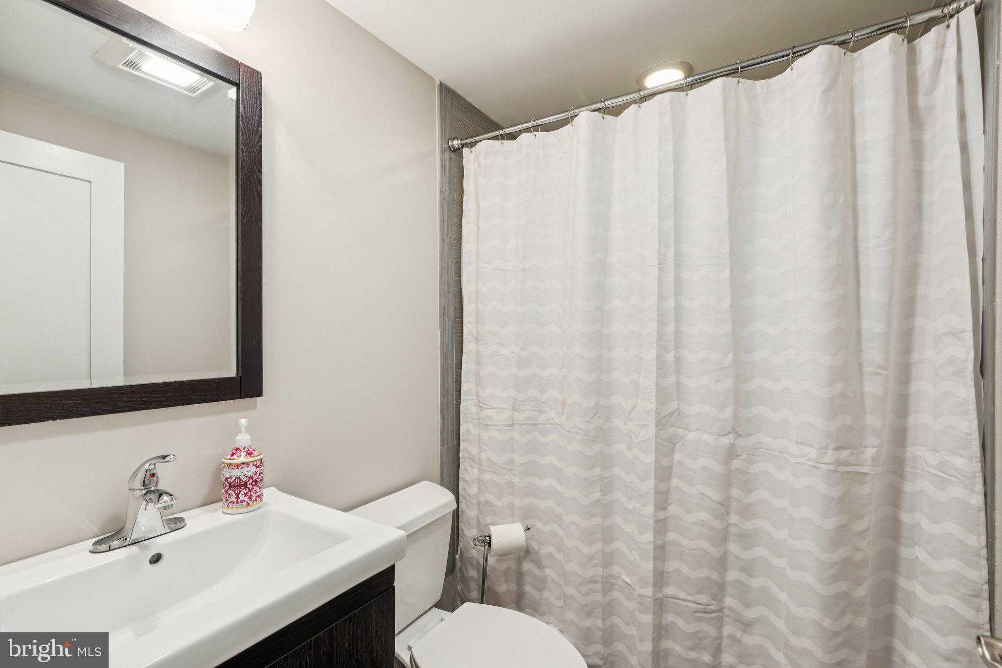 922 N Marshall St photo 35