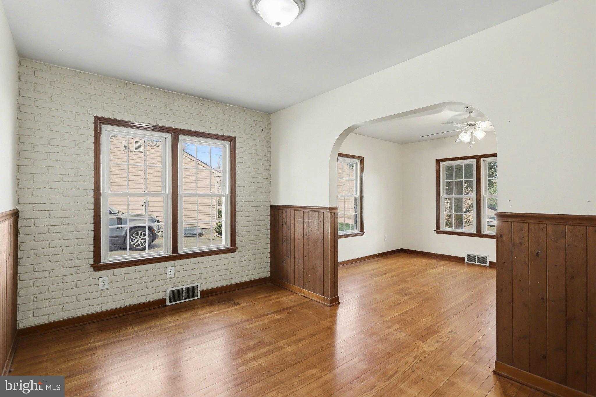 166 E New St photo 13