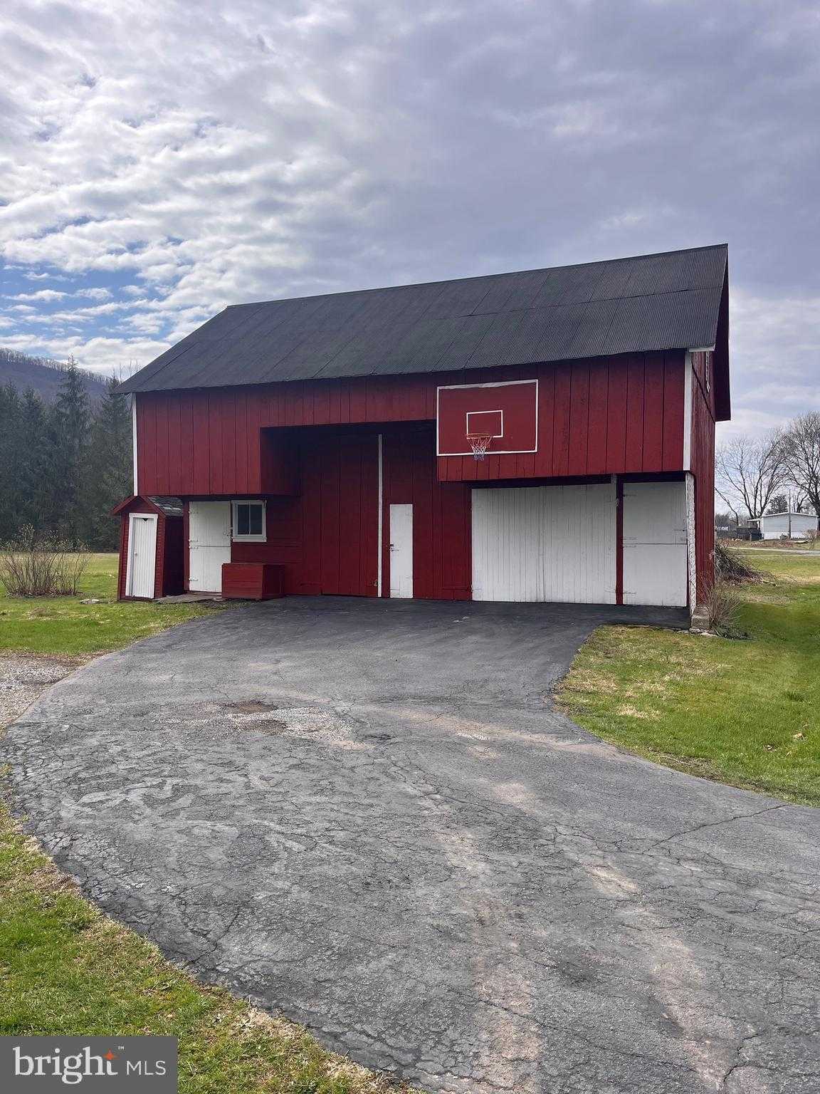 2022 Everett Rd photo 2