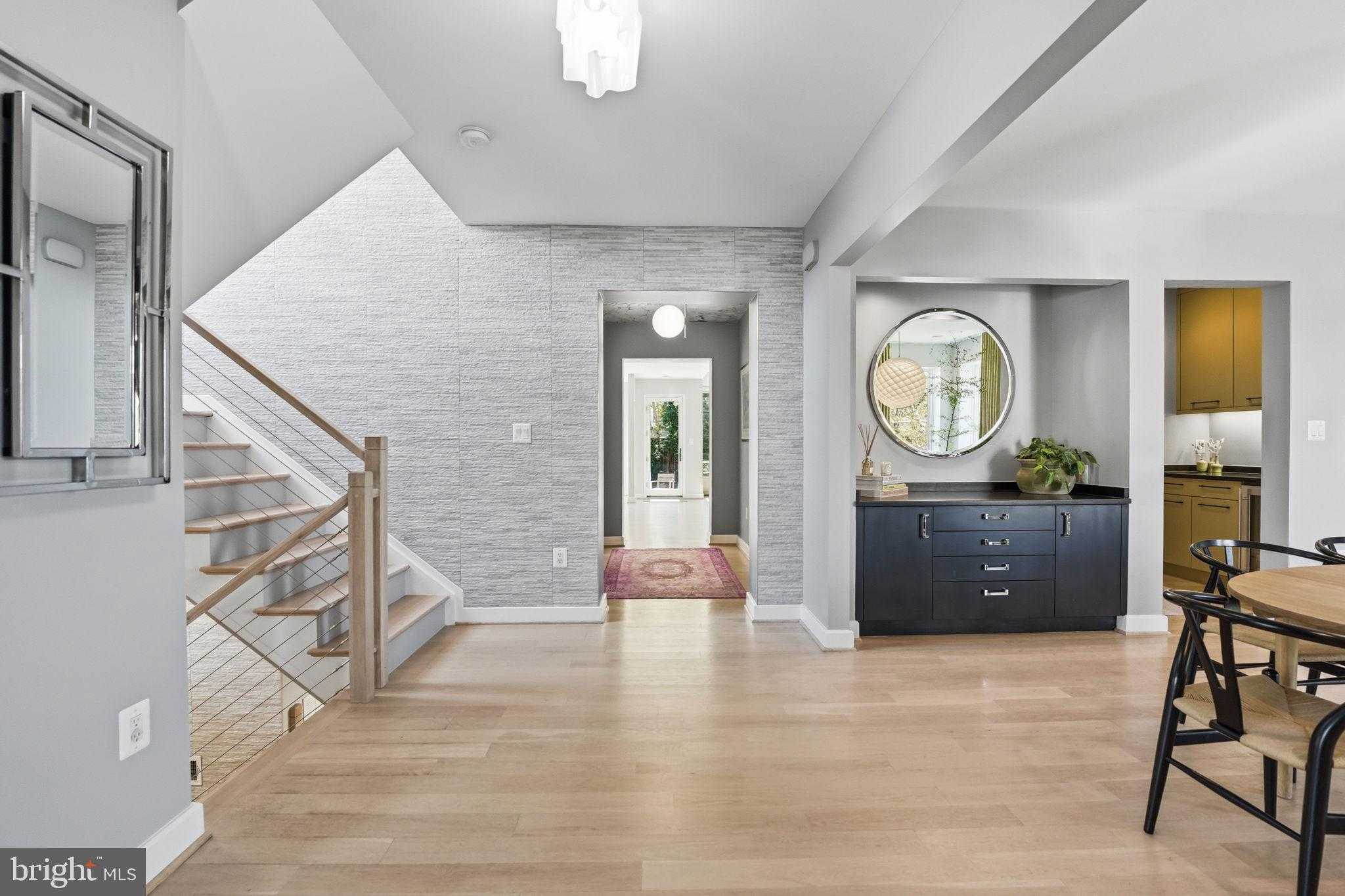 1404 N Herndon St photo 4