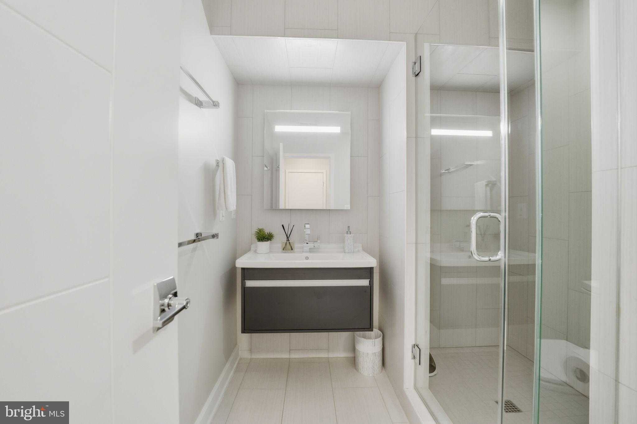 1404 N Herndon St photo 77