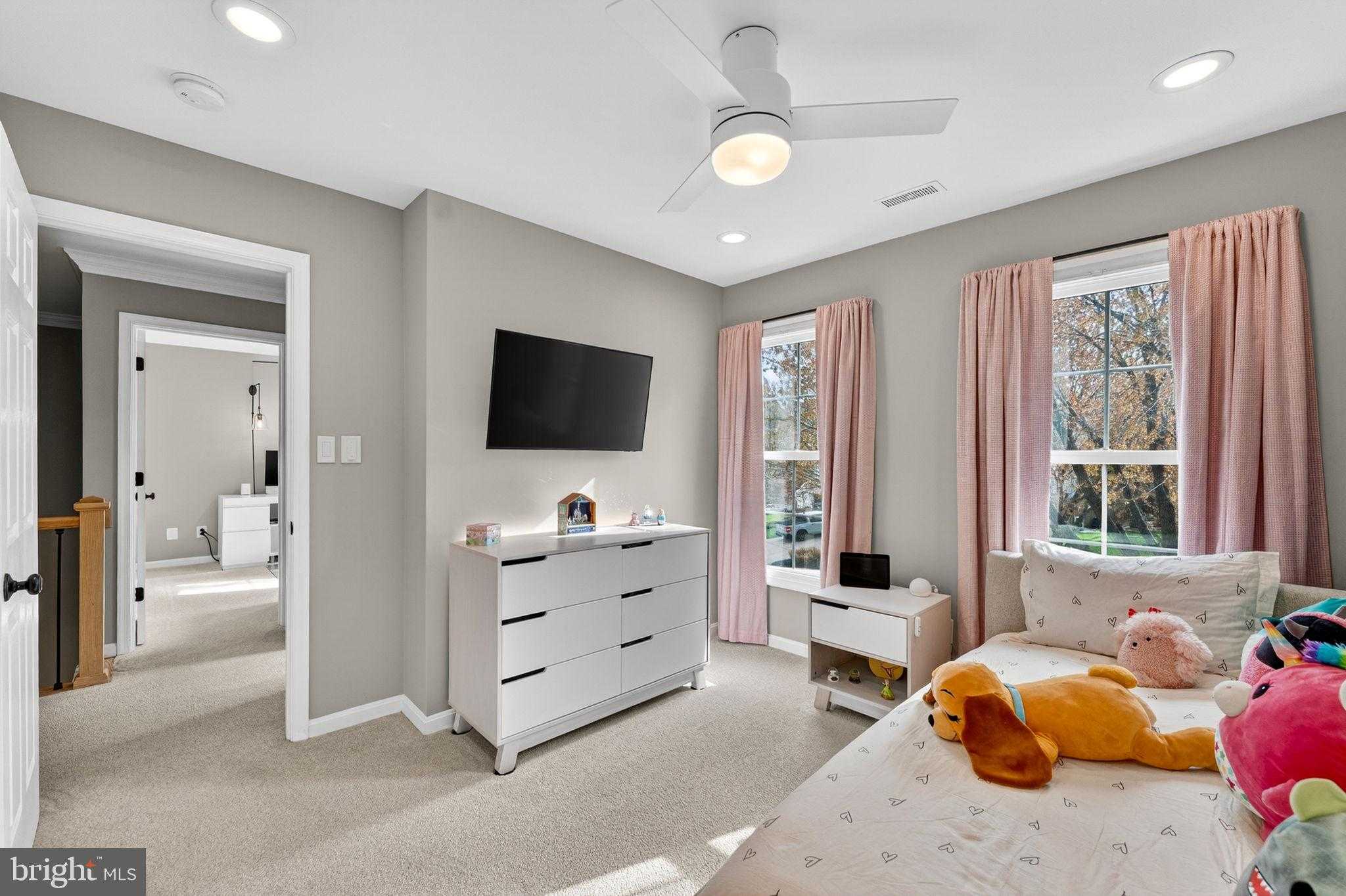 233 Breezewood Dr photo 18