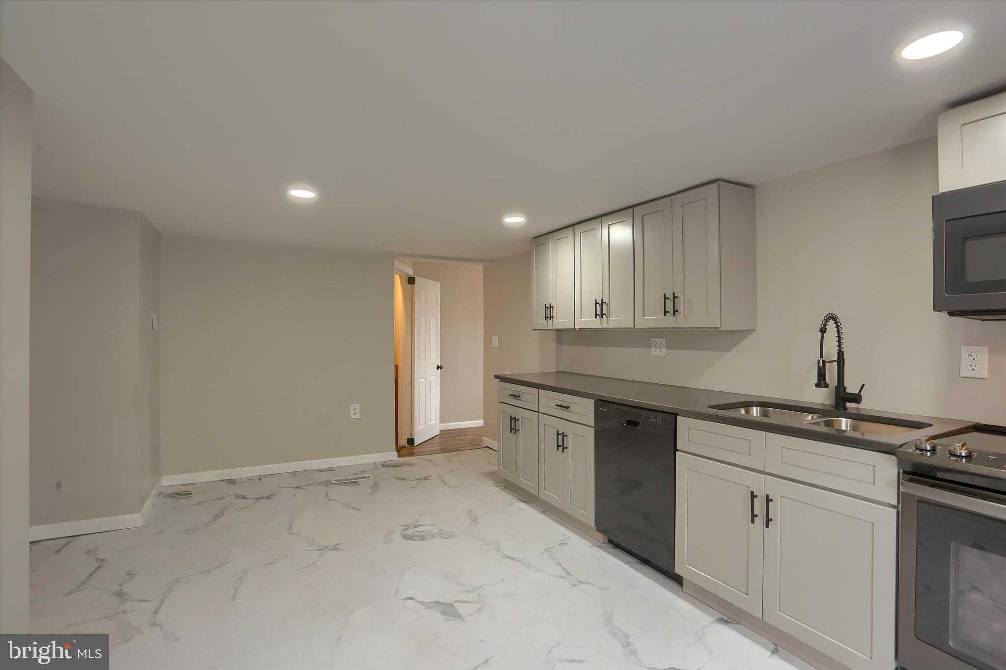 515 Milford St photo 11