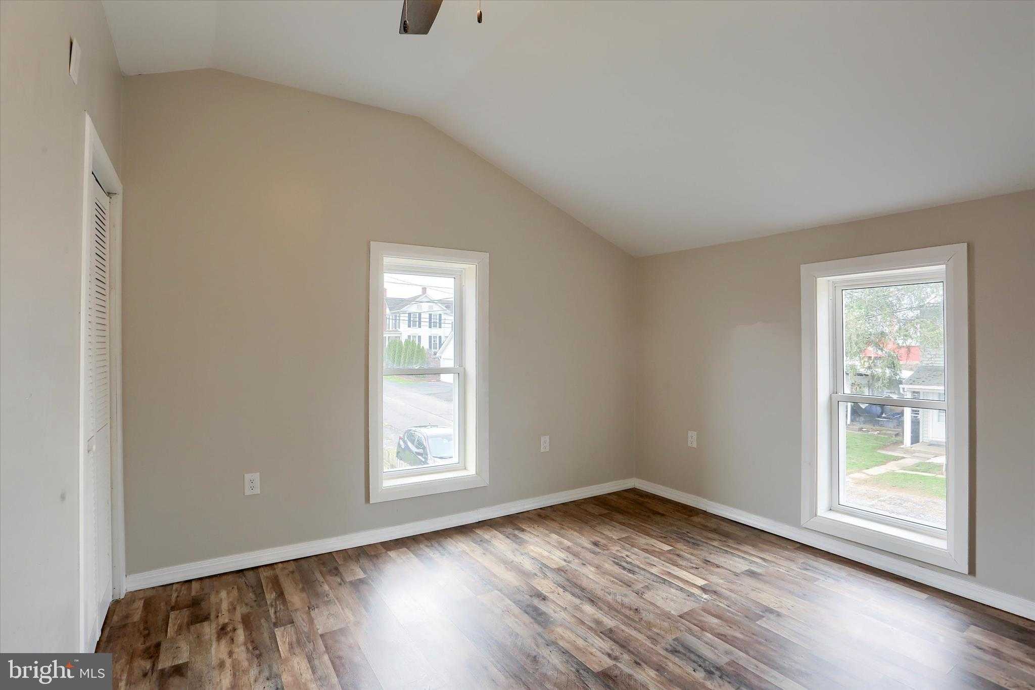 515 Milford St photo 17