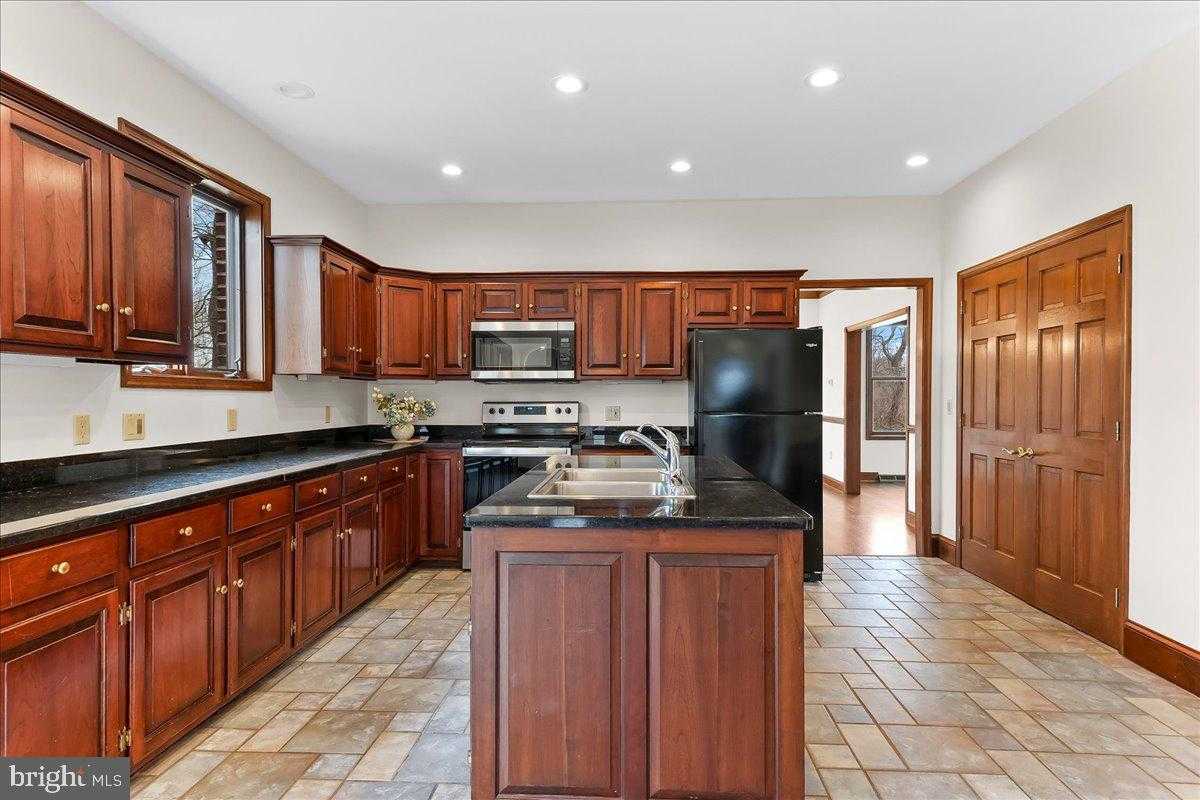 911 Thunder Hill Rd photo 18