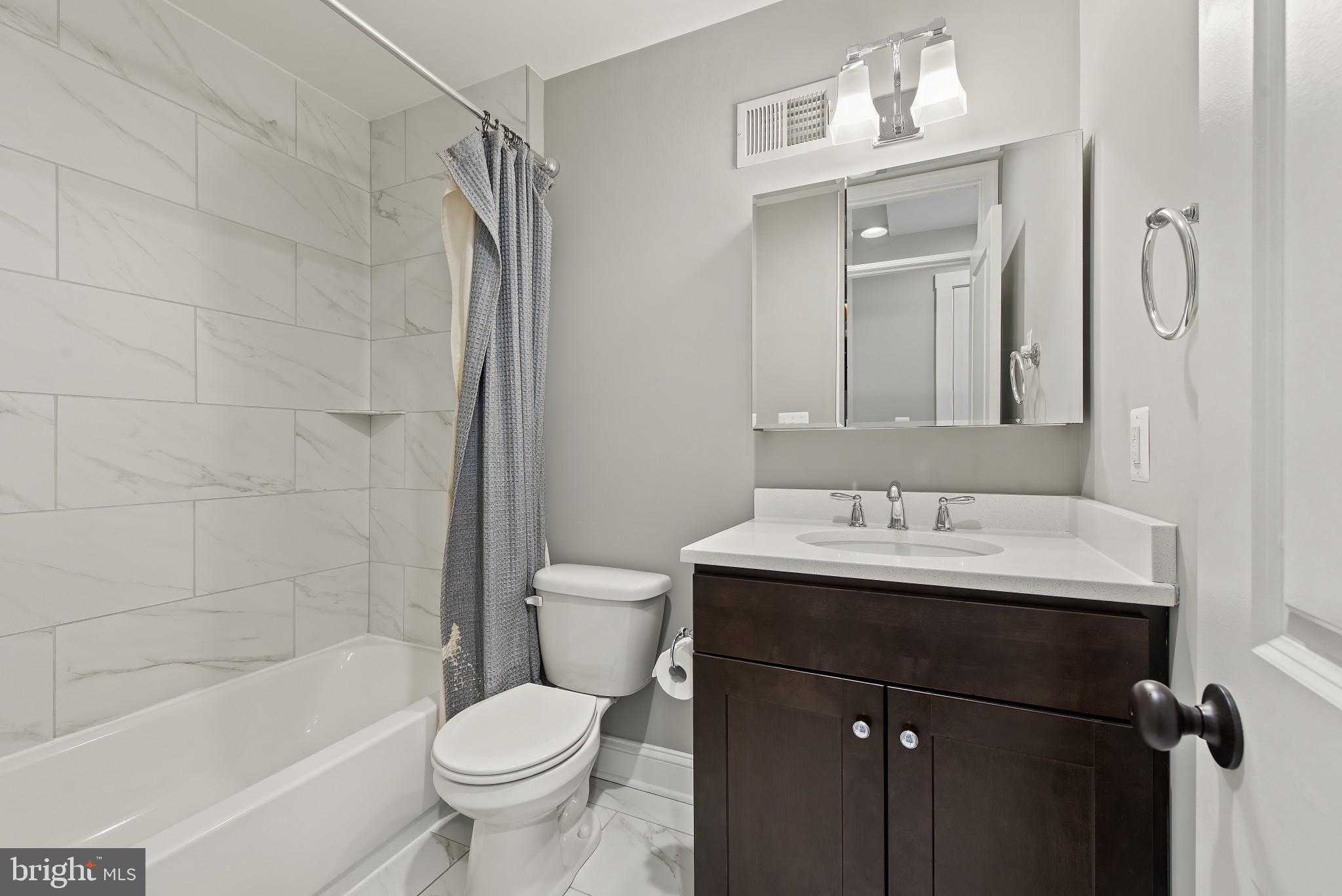 935 S Bouldin St photo 32