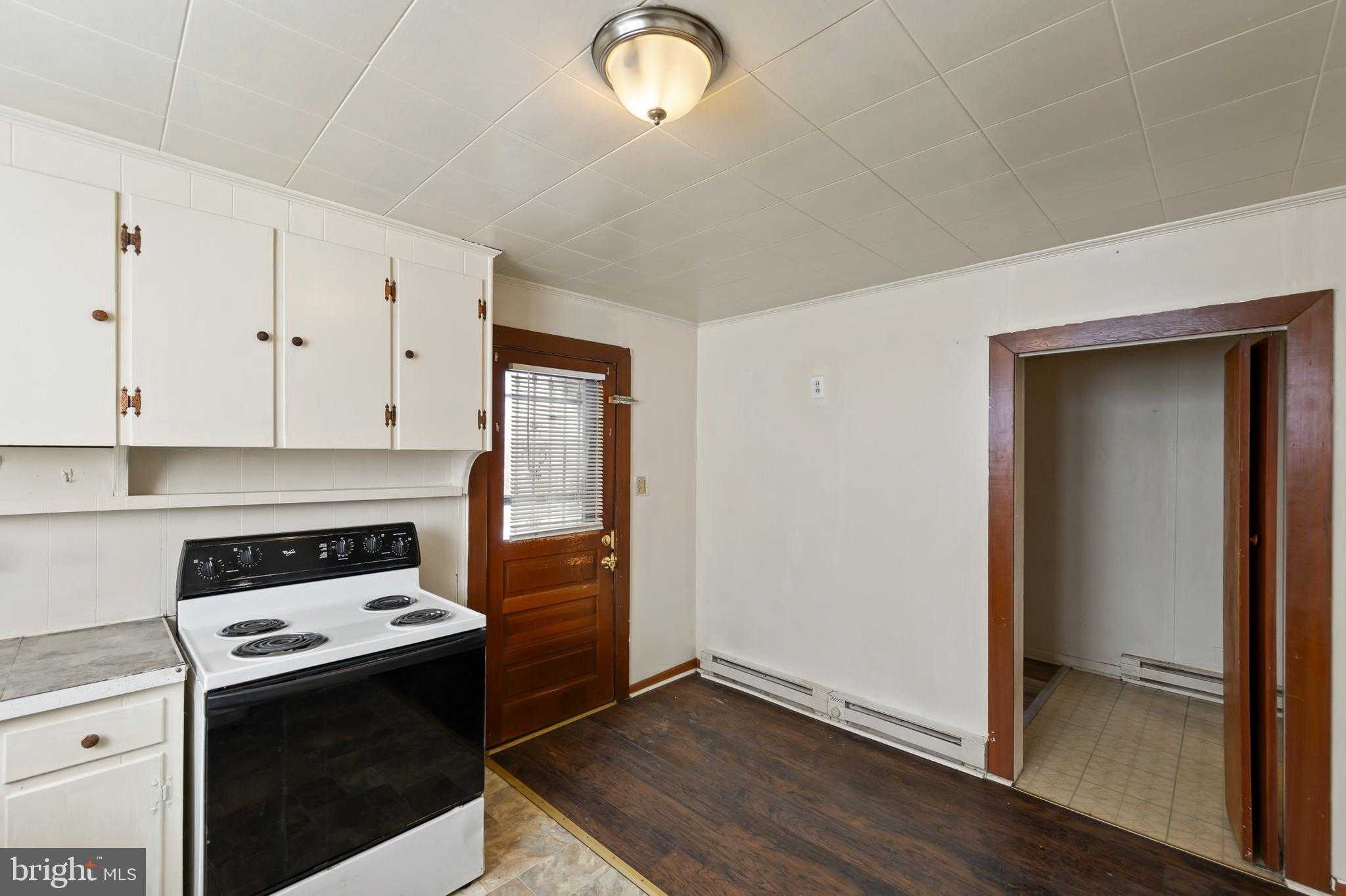 706 W King St photo 10