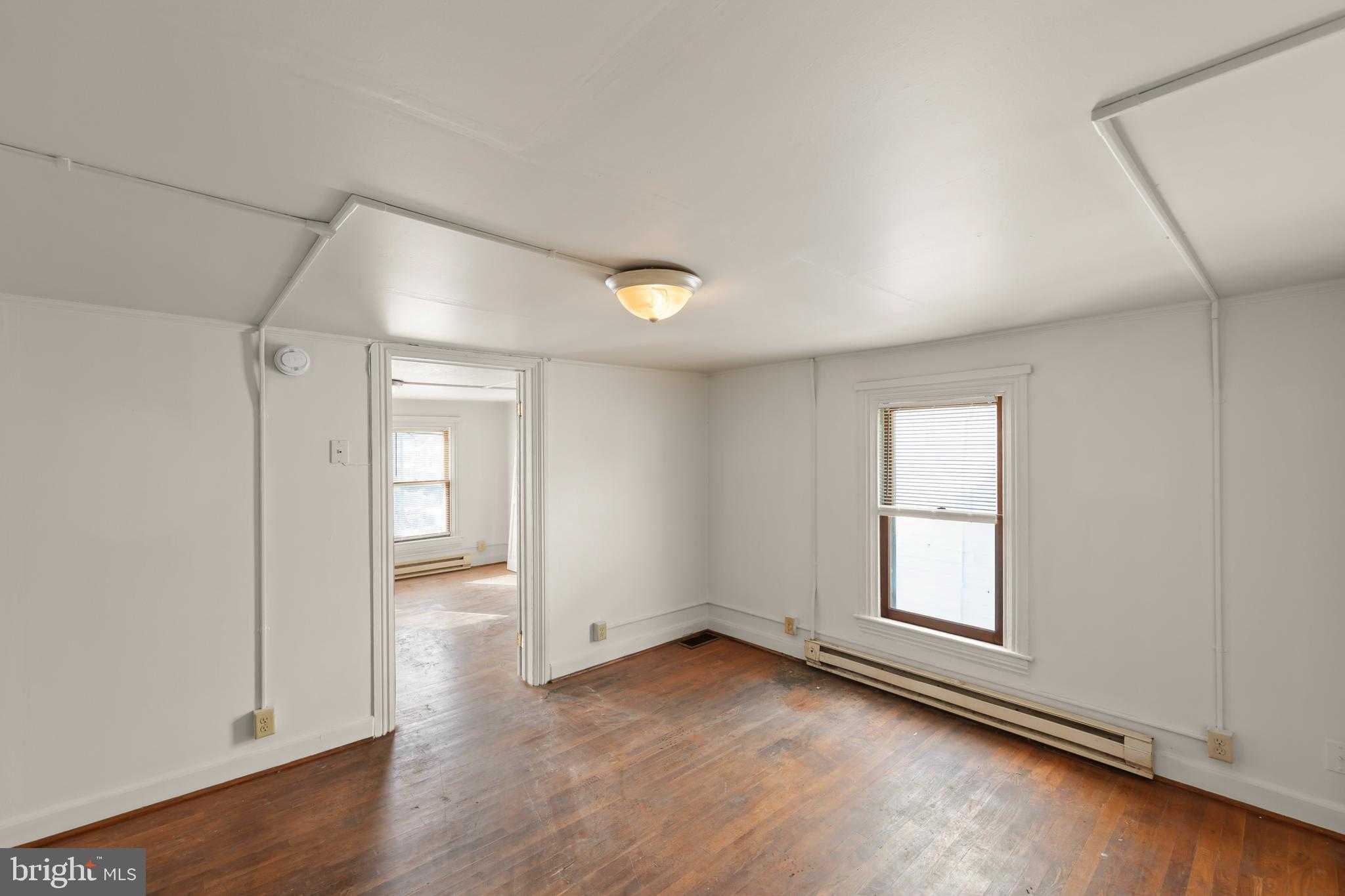 706 W King St photo 19