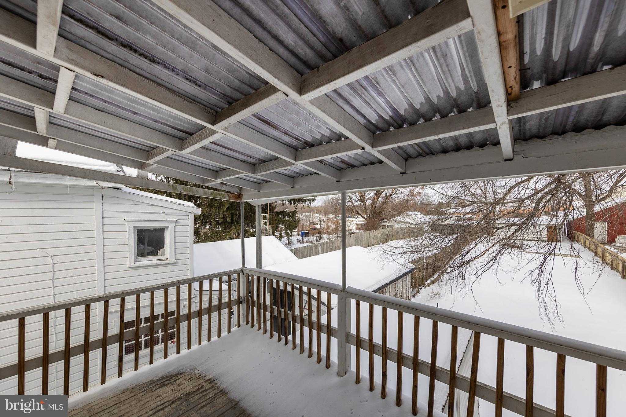 706 W King St photo 26