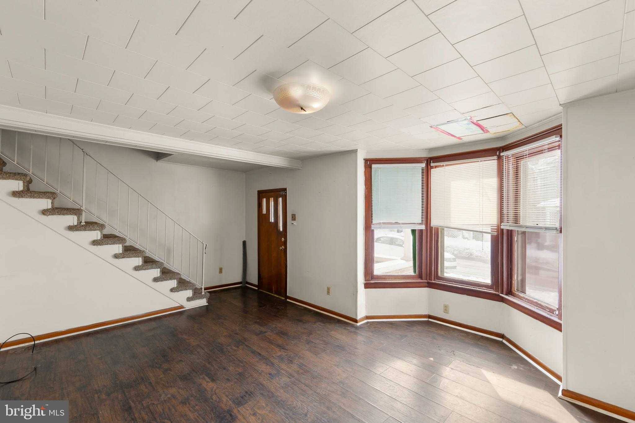 706 W King St photo 3