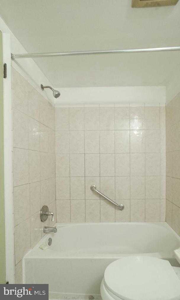 525 N Armistead St Apt 302 photo 17