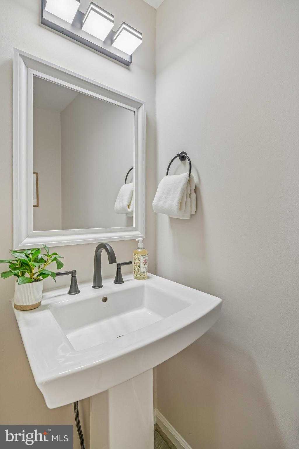 9955 Guilford Rd photo 12