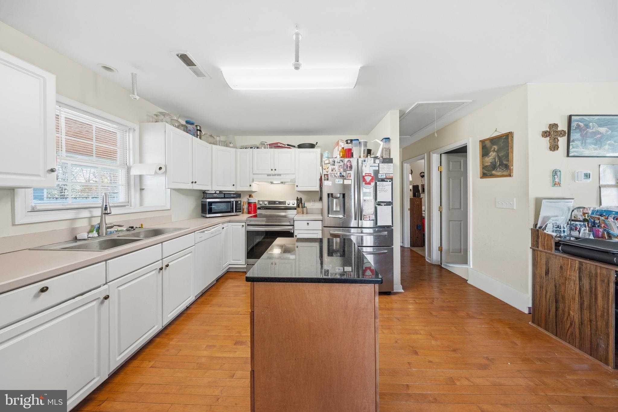 102 Trinity CT photo 6