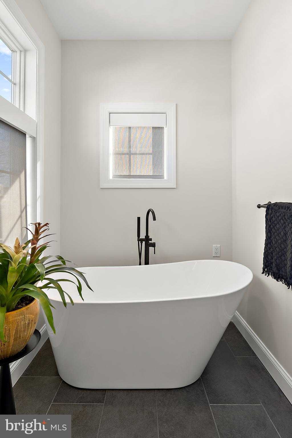 8 Leslie Mews photo 49