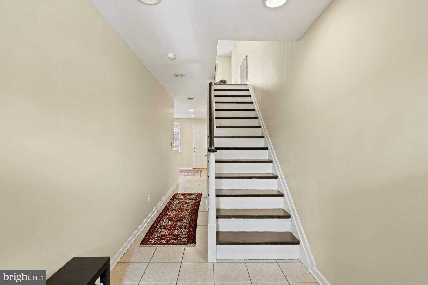 827 Catharine St photo 3