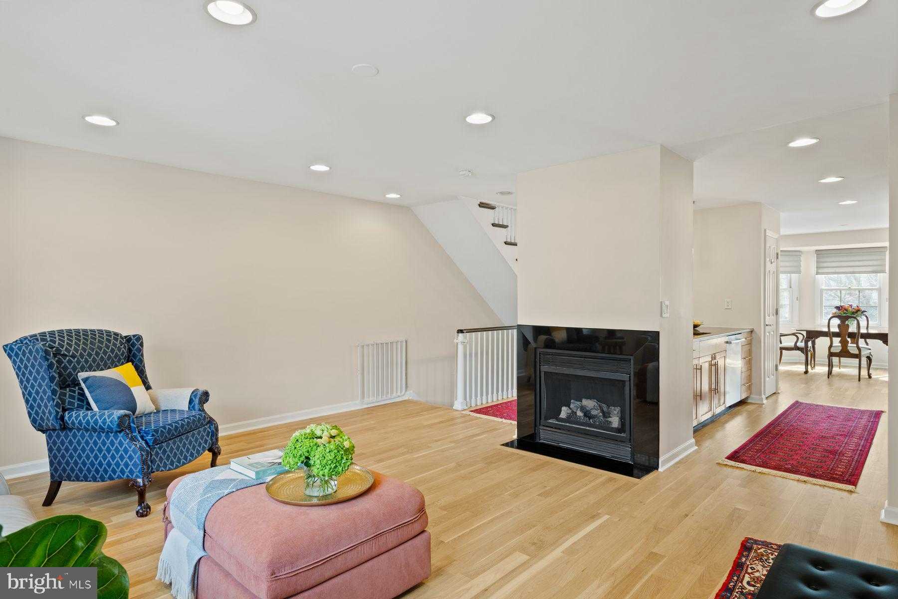 827 Catharine St photo 4